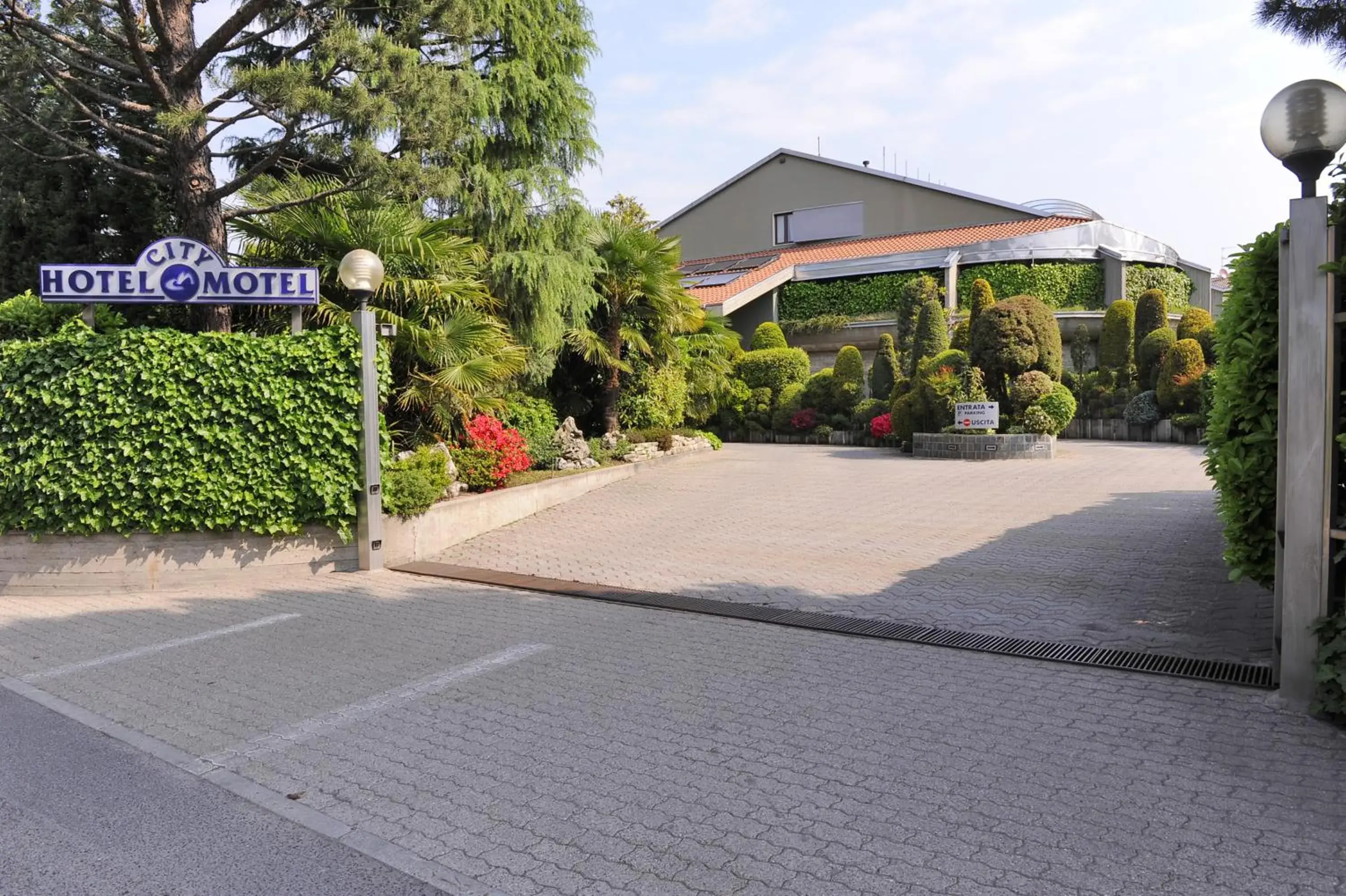 Facade/entrance, Property Building in Hotel City Legnano