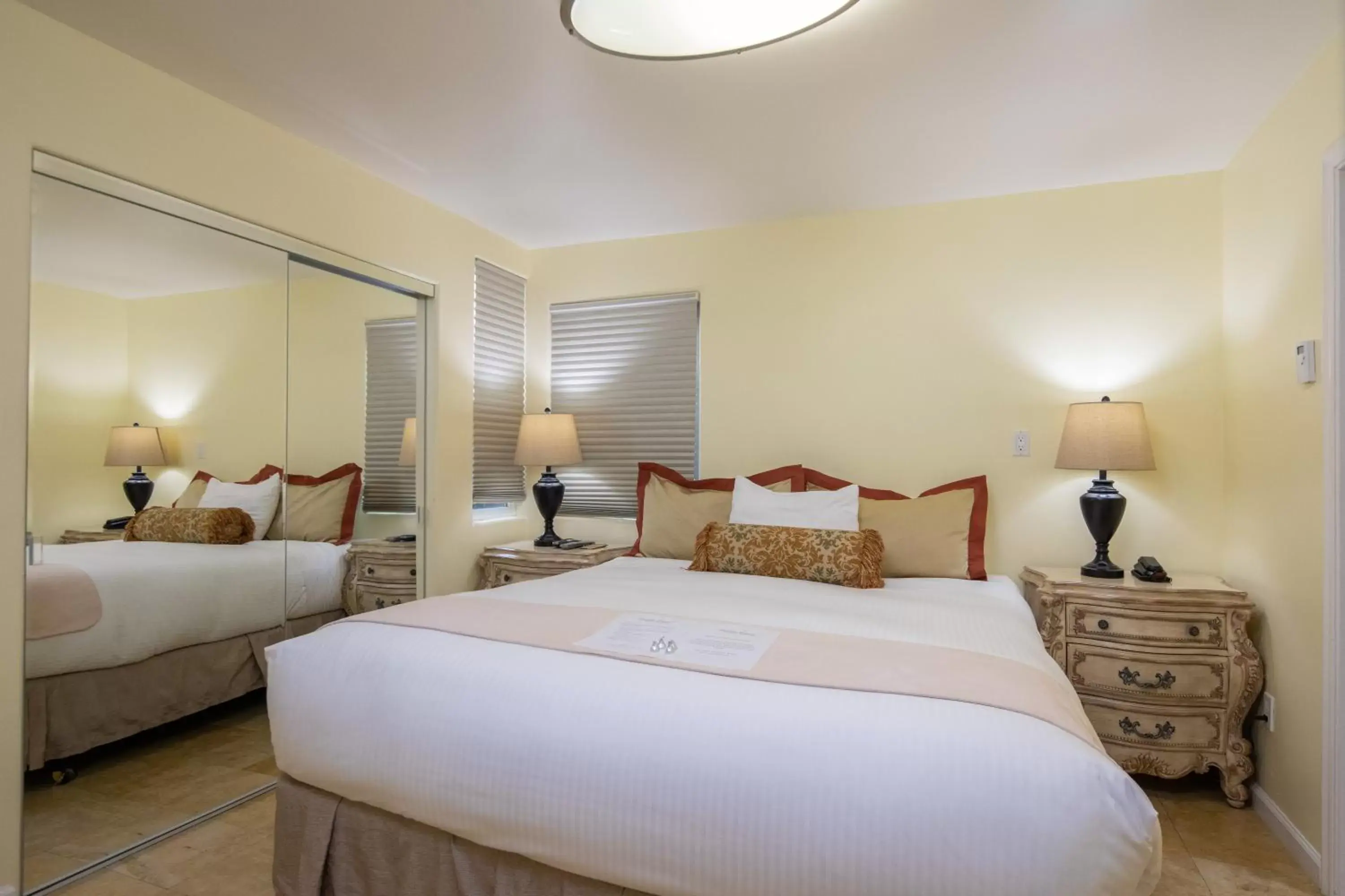 Bed in The Vendange Carmel Inn & Suites