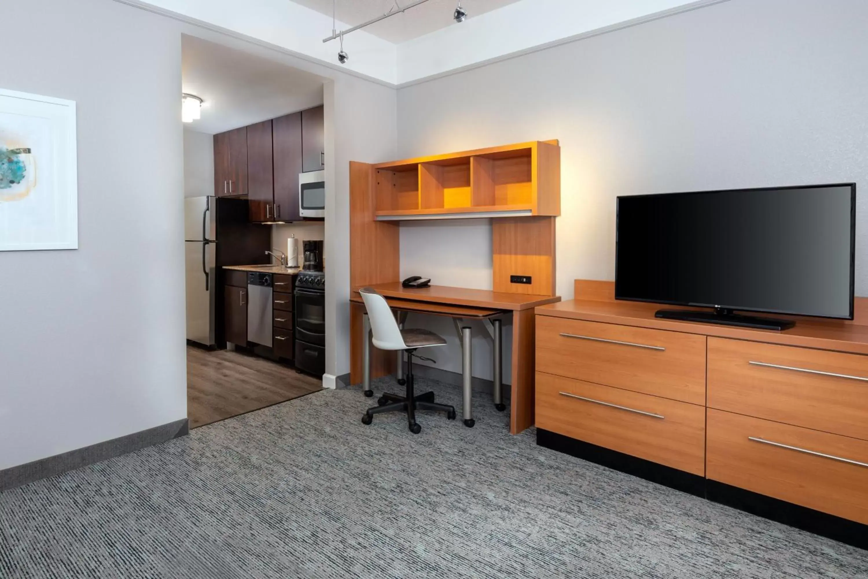 Living room, TV/Entertainment Center in TownePlace Suites Buffalo Airport