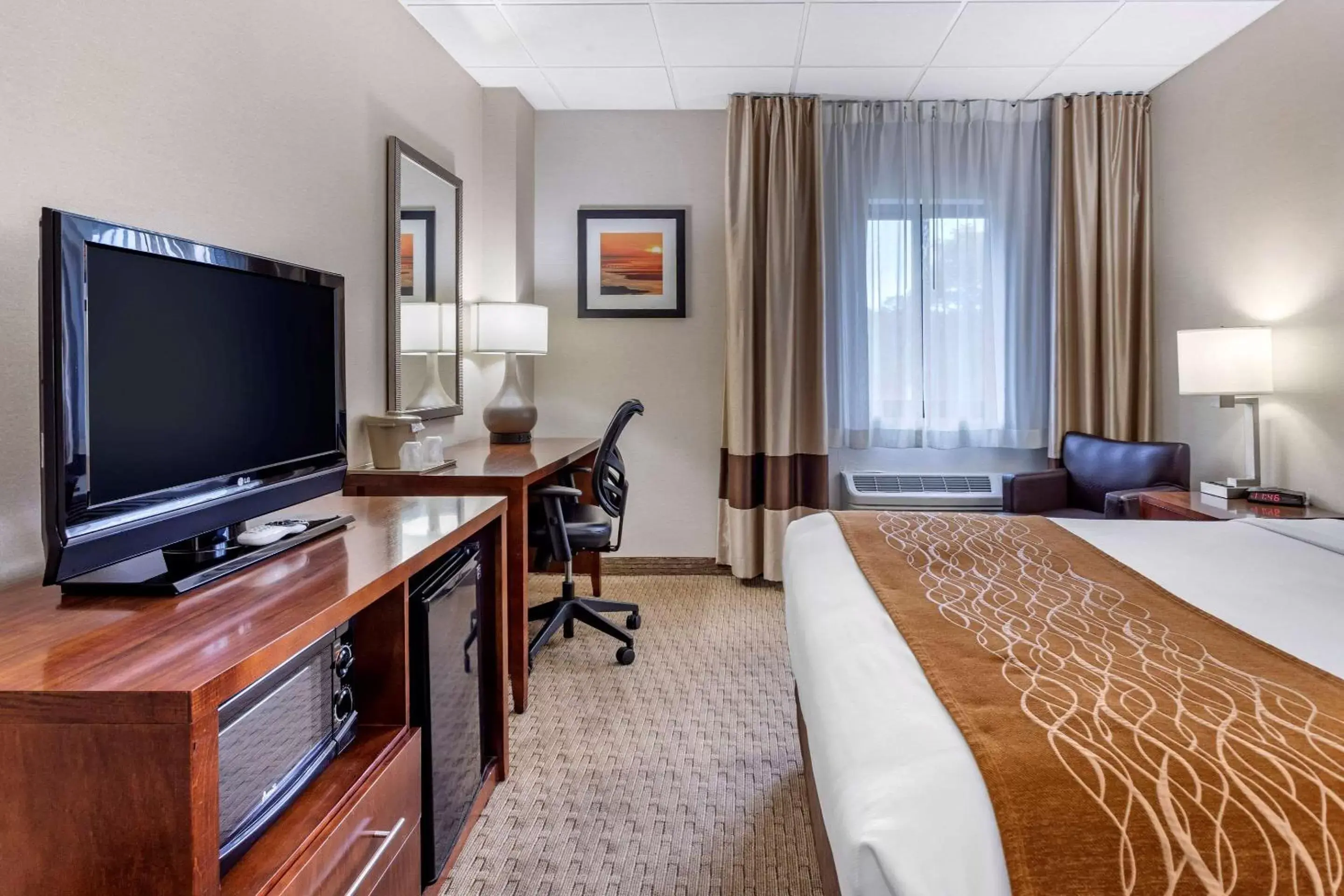 Photo of the whole room, TV/Entertainment Center in Comfort Inn Syosset-Long Island