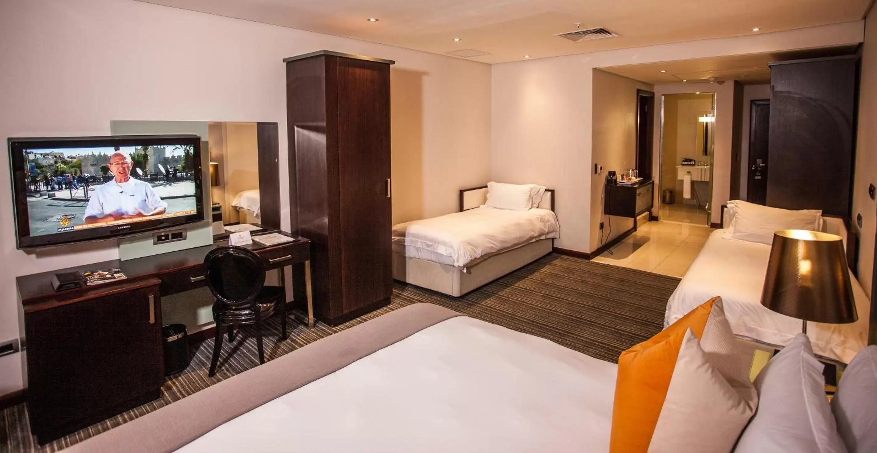 Communal lounge/ TV room, Bed in Coastlands Umhlanga Hotel and Convention Centre