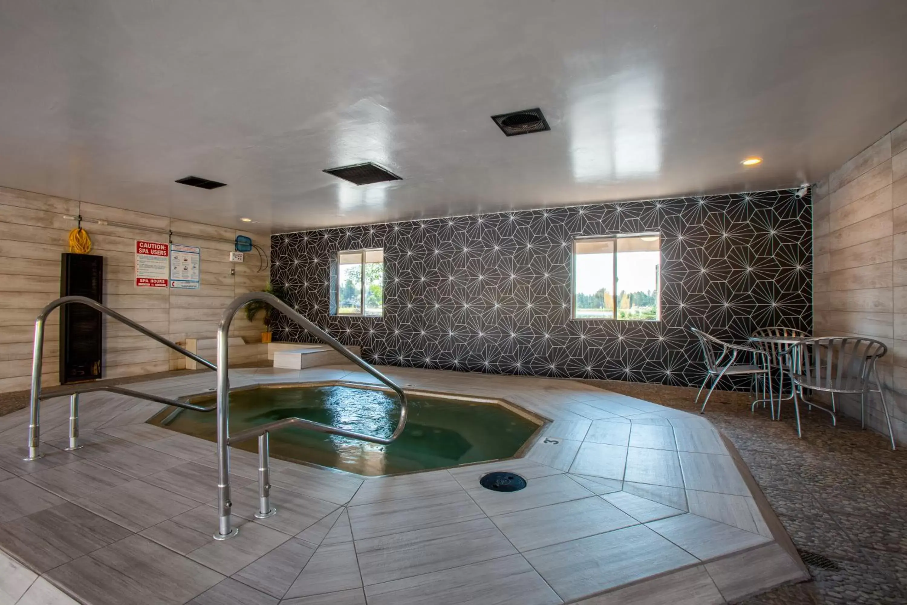 Hot Tub, Swimming Pool in Hotel Elev8 Flagstaff I-40 Exit 198 Butler Ave