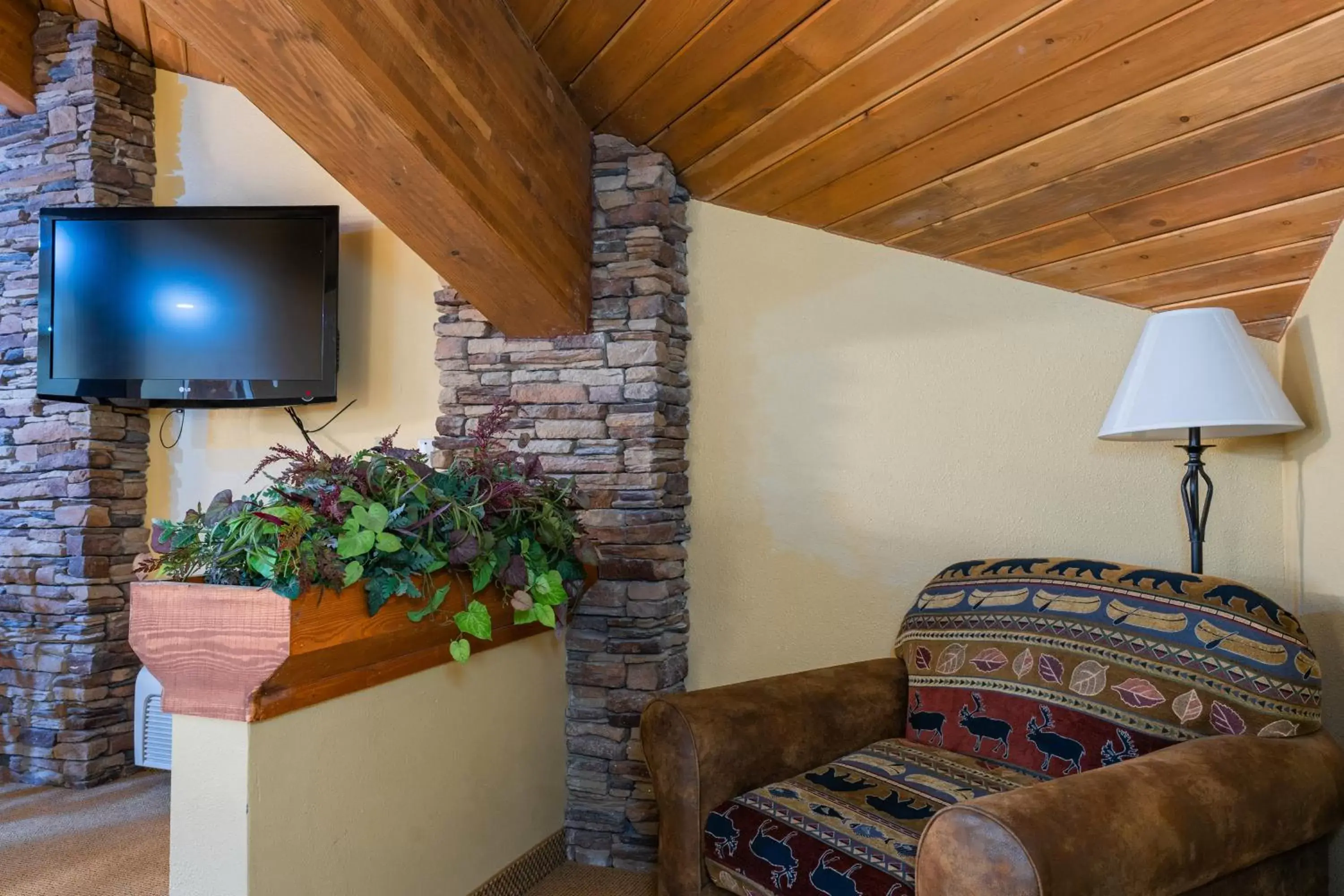 TV and multimedia, TV/Entertainment Center in Pinedale Hotel & Suites