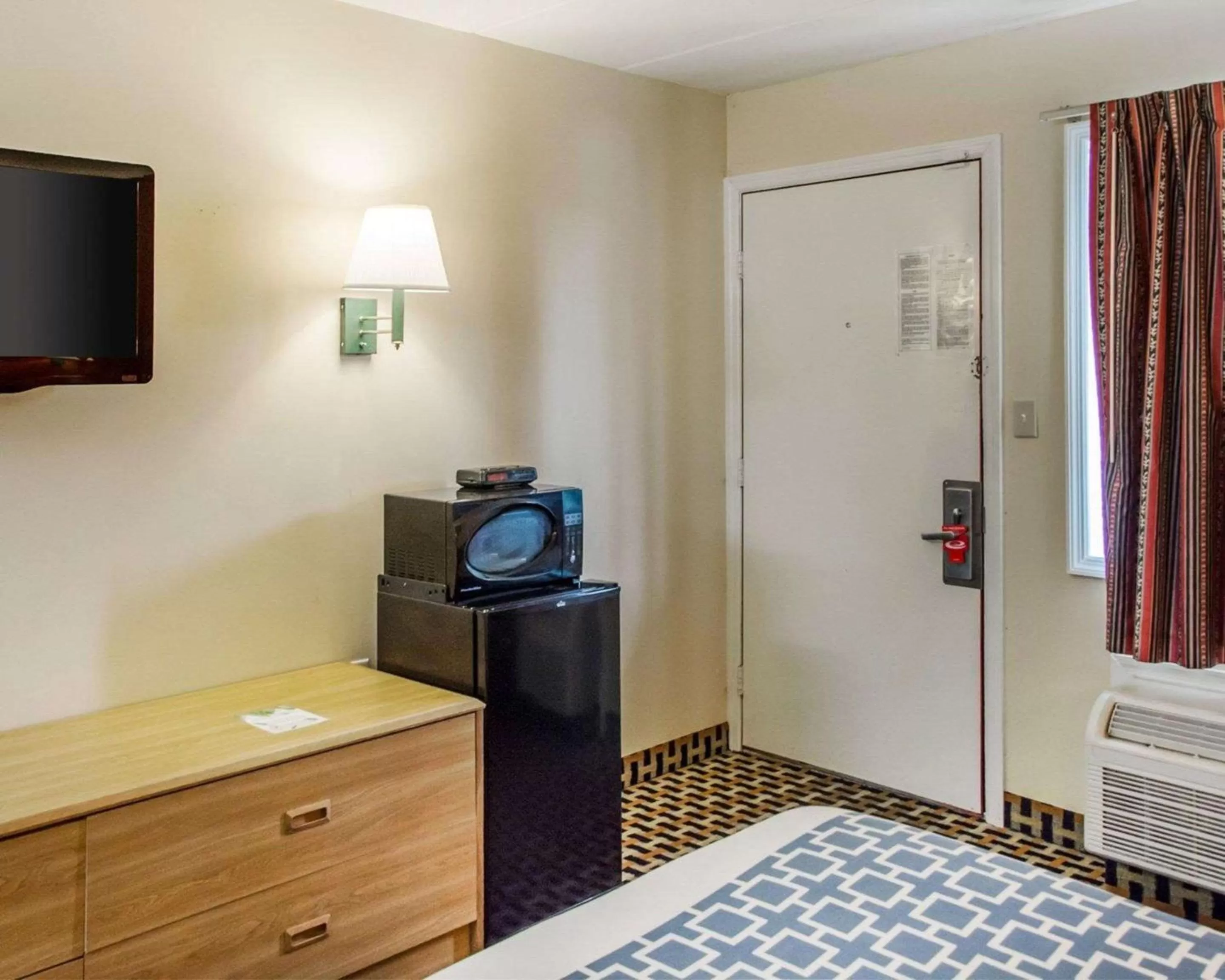 Photo of the whole room, Bed in Econo Lodge Franklin