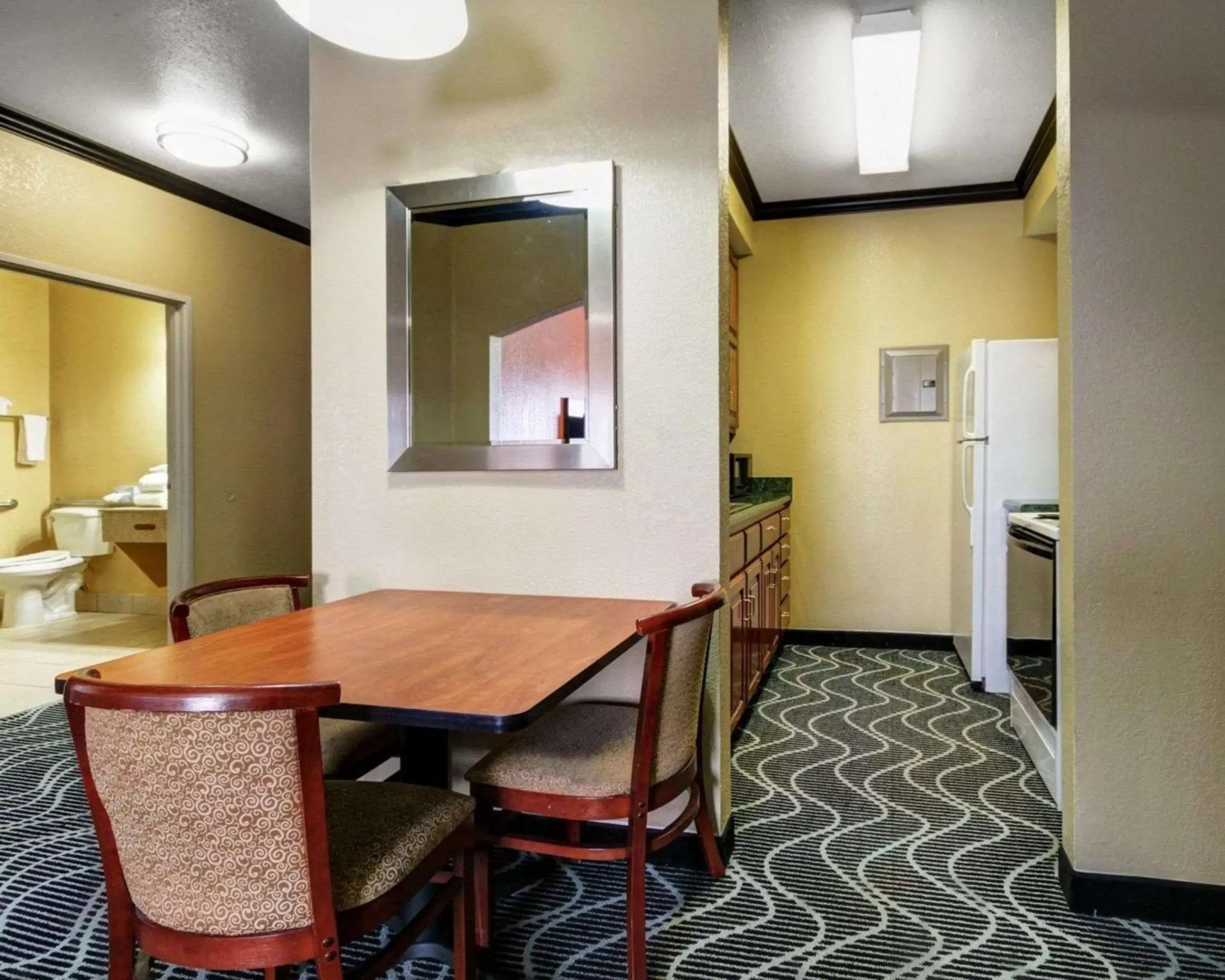 Photo of the whole room, Dining Area in Comfort Suites Lake Ray Hubbard