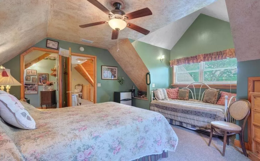 Photo of the whole room, Bed in Cabin On The Lake