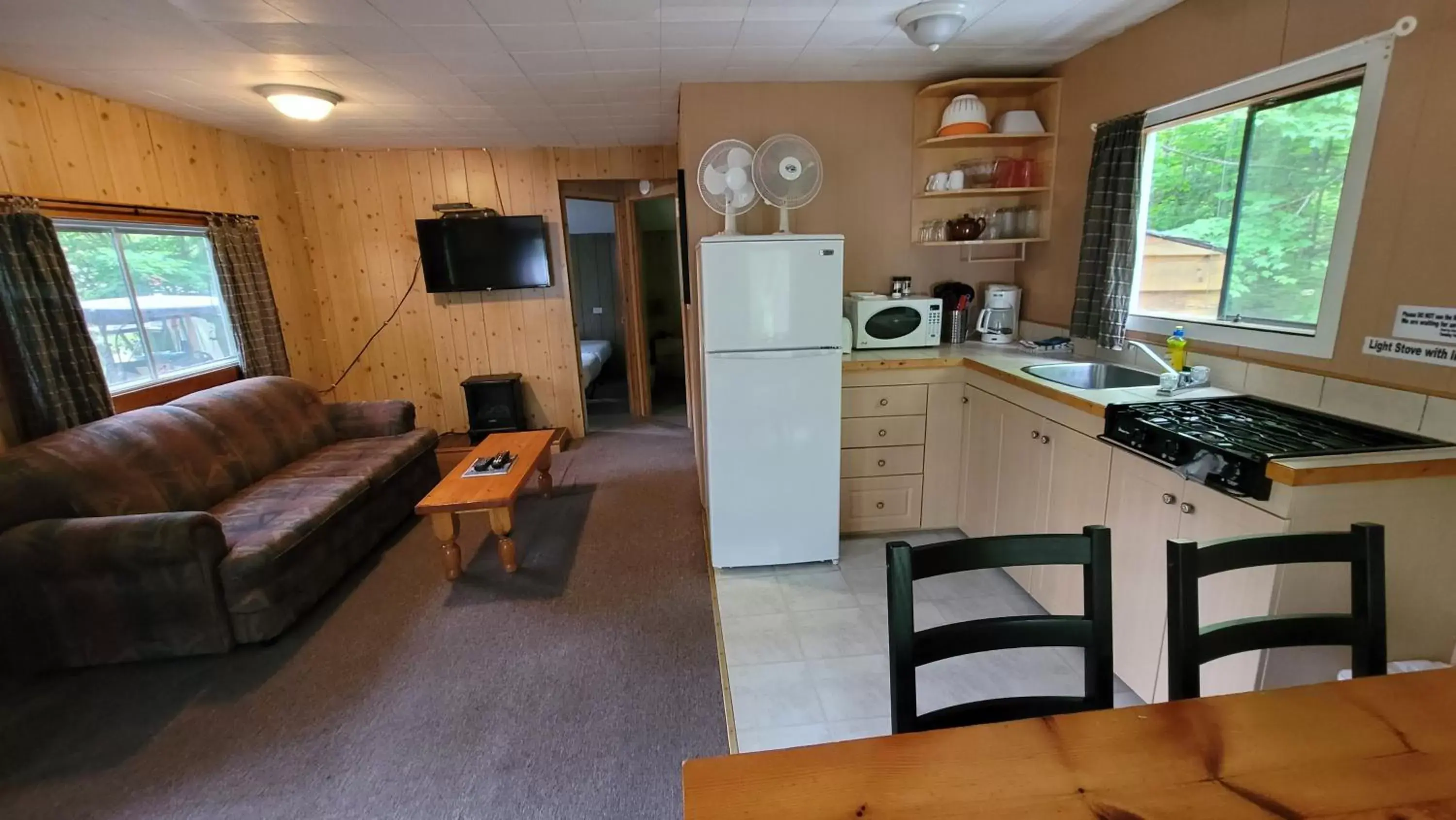 Kitchen/Kitchenette in Parkway Cottage Resort and Trading Post