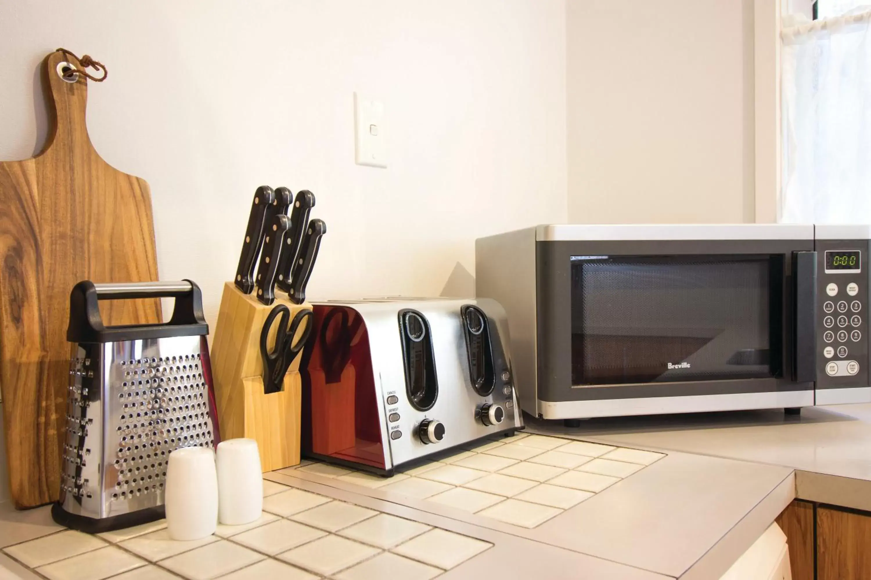 Kitchen or kitchenette, TV/Entertainment Center in Mount Richmond Hotel