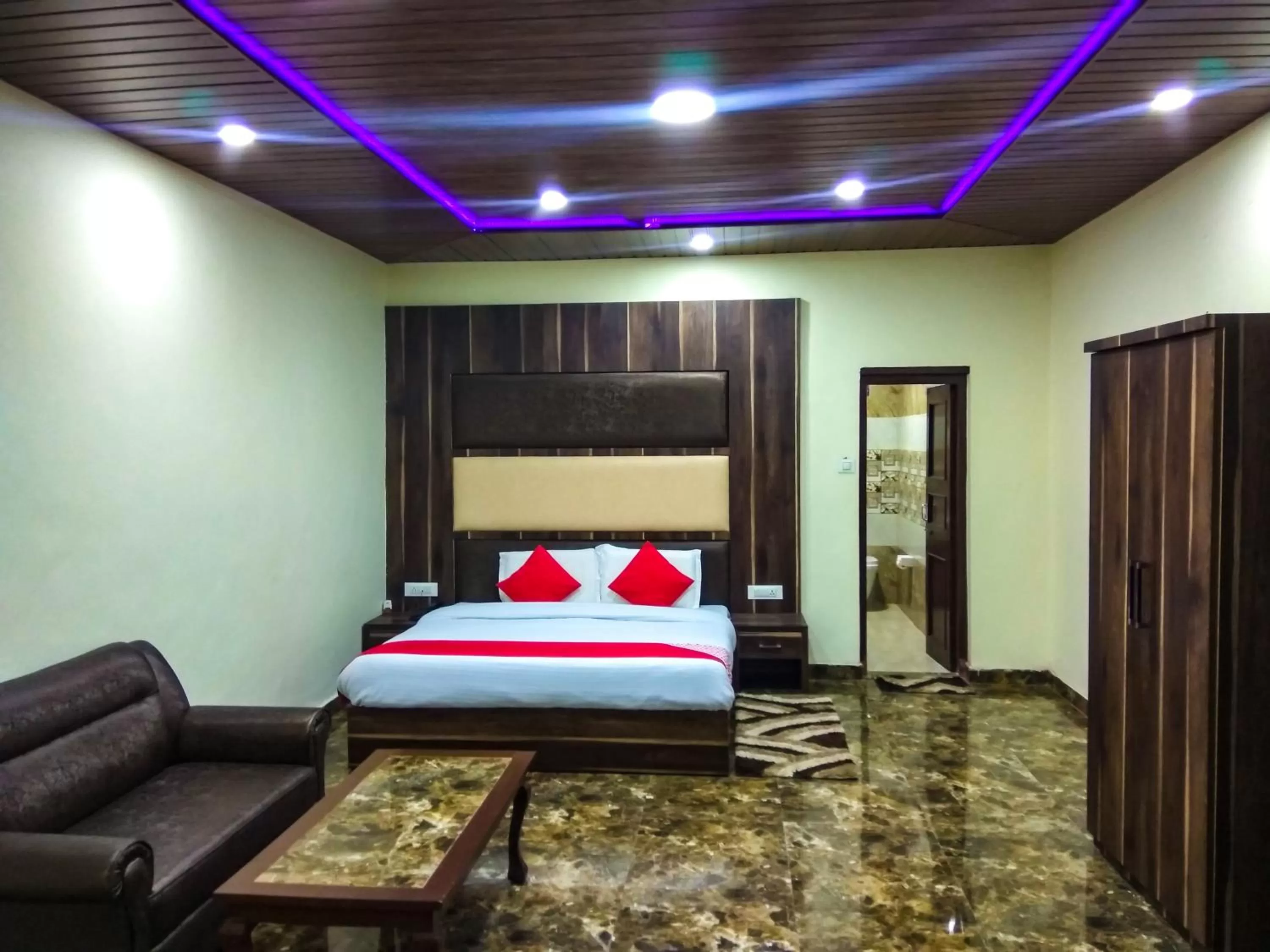 Bed in Hotel Himdhara, Dalhousie