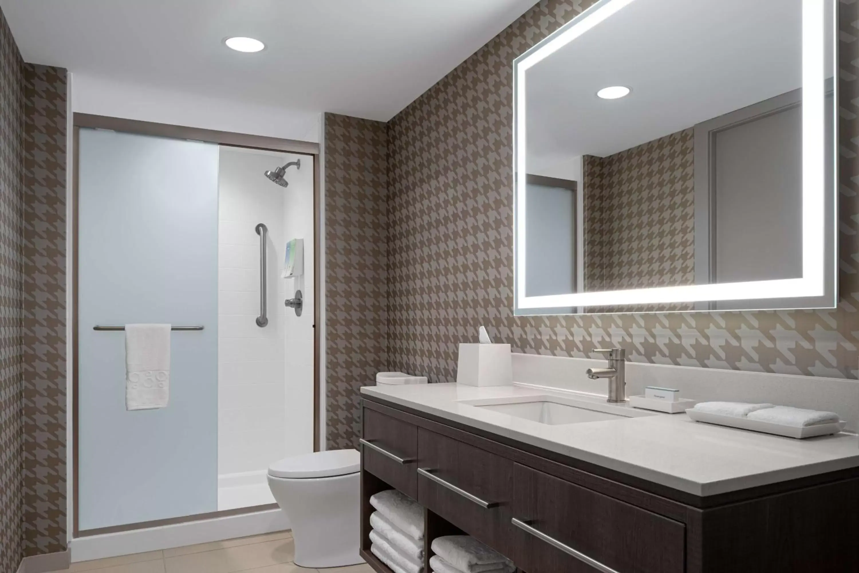 Bathroom in Home2 Suites by Hilton Des Moines at Drake University