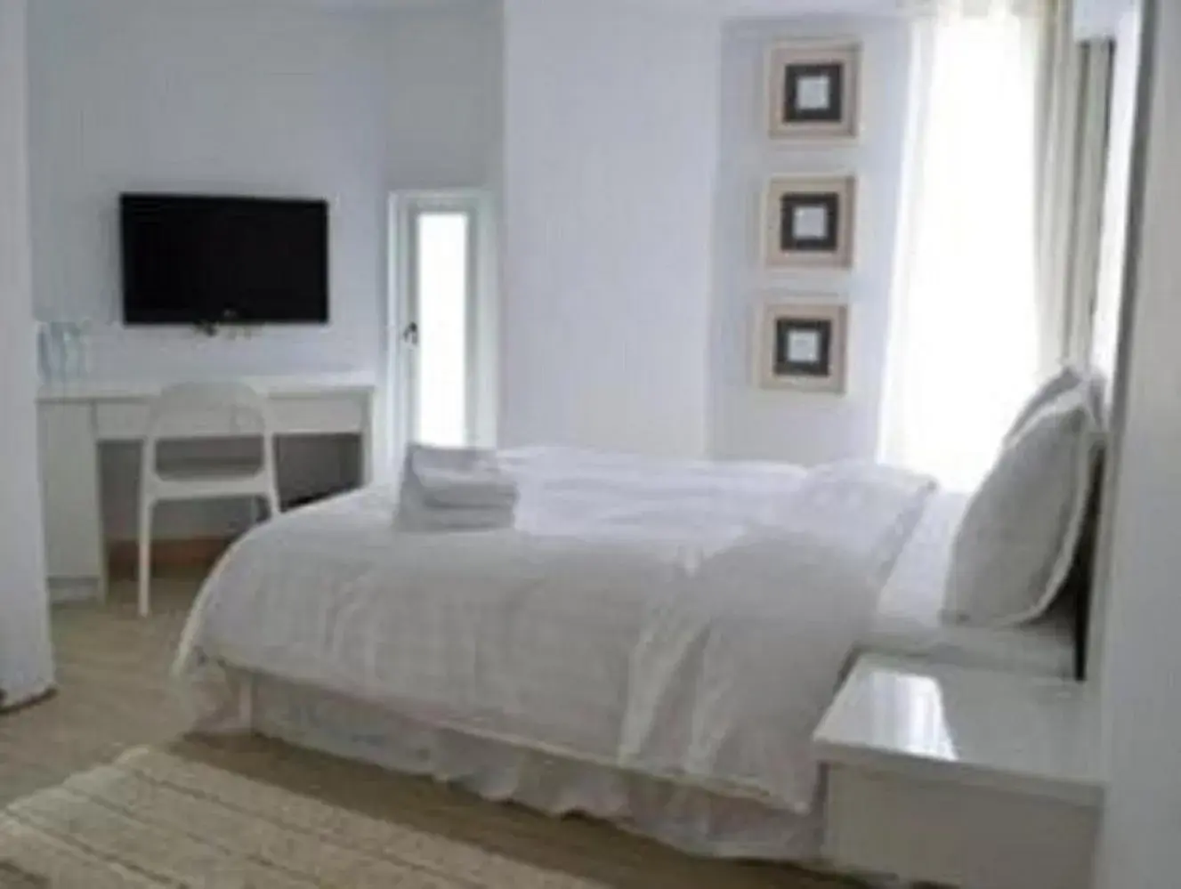 Bed, TV/Entertainment Center in Red Residence Hotel