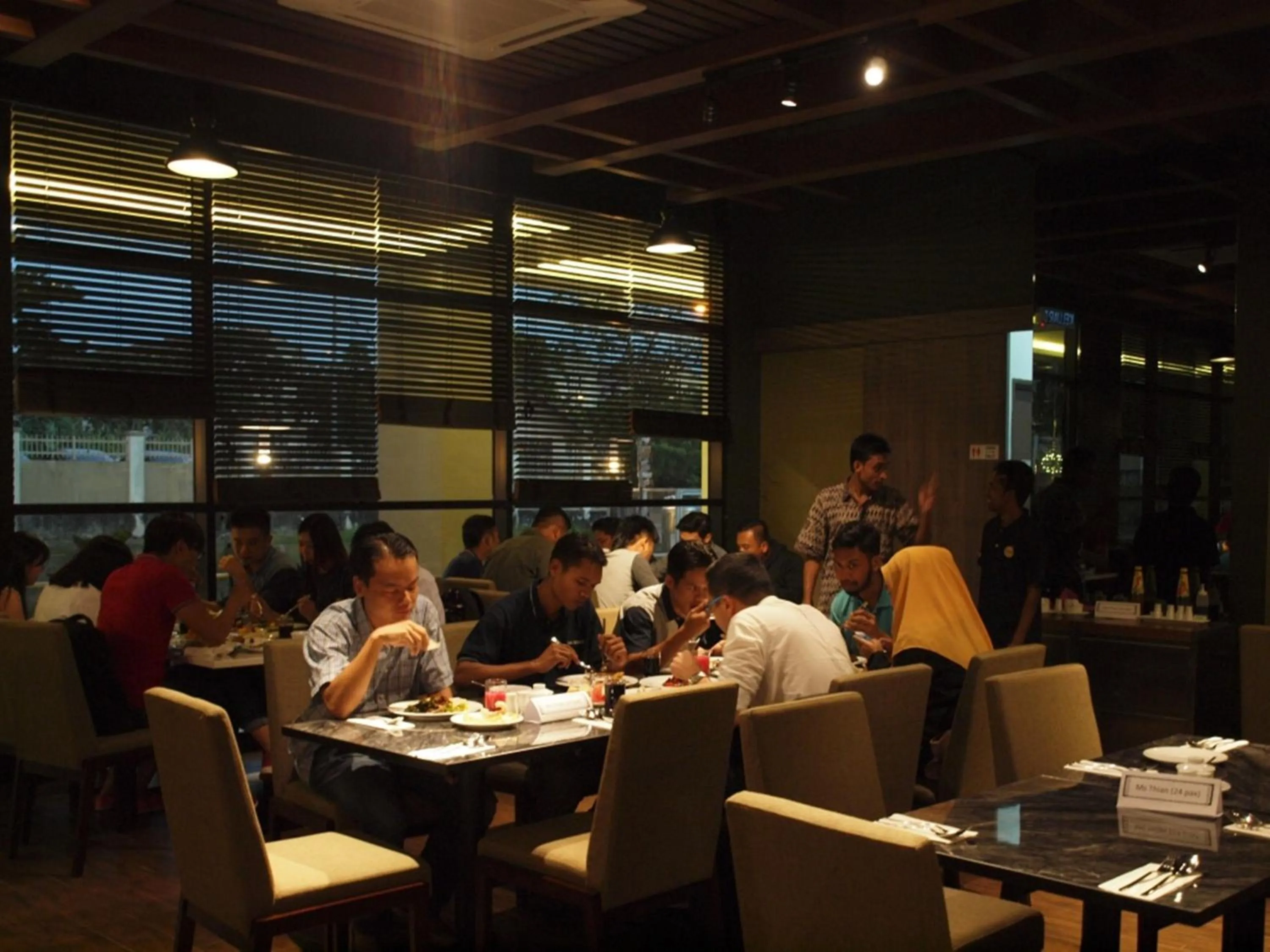 Restaurant/places to eat in Nexus Regency Suites & Hotel