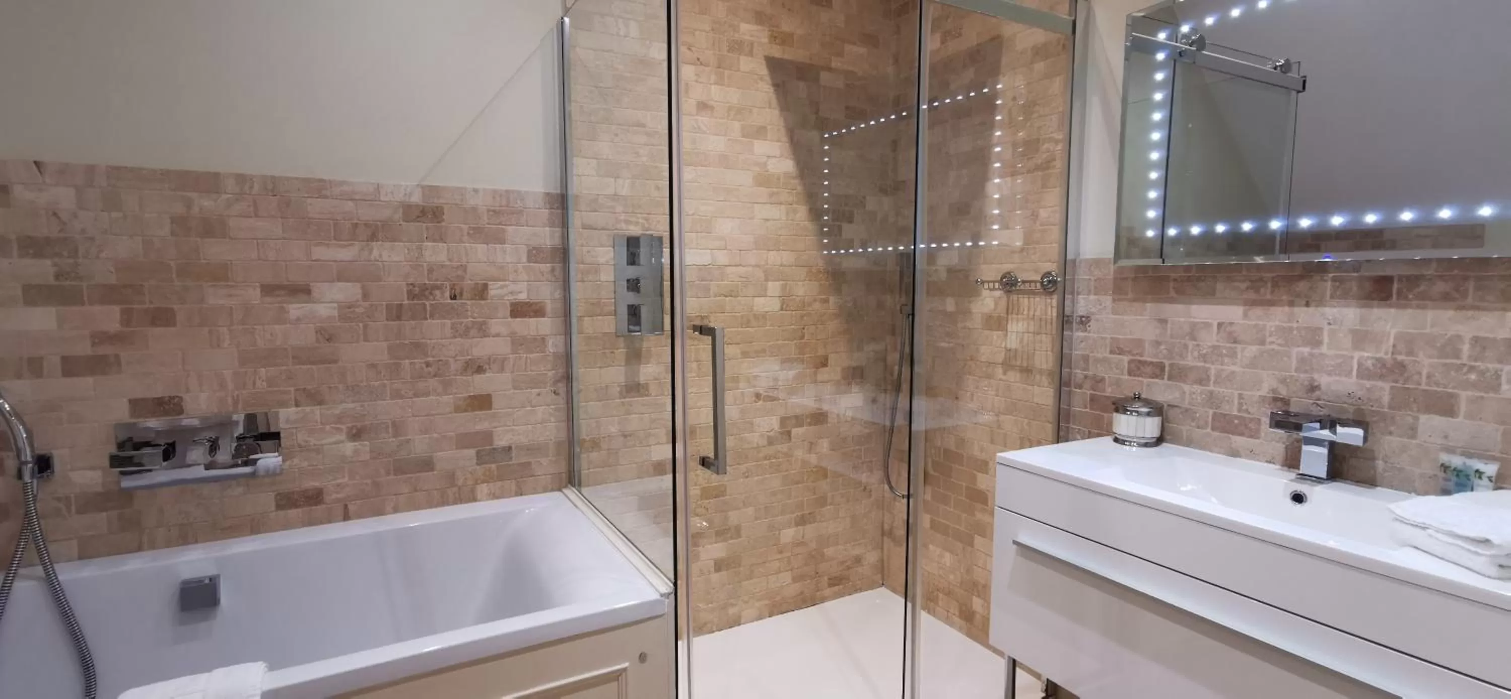 Bathroom in Buccleuch and Queensberry Arms Hotel