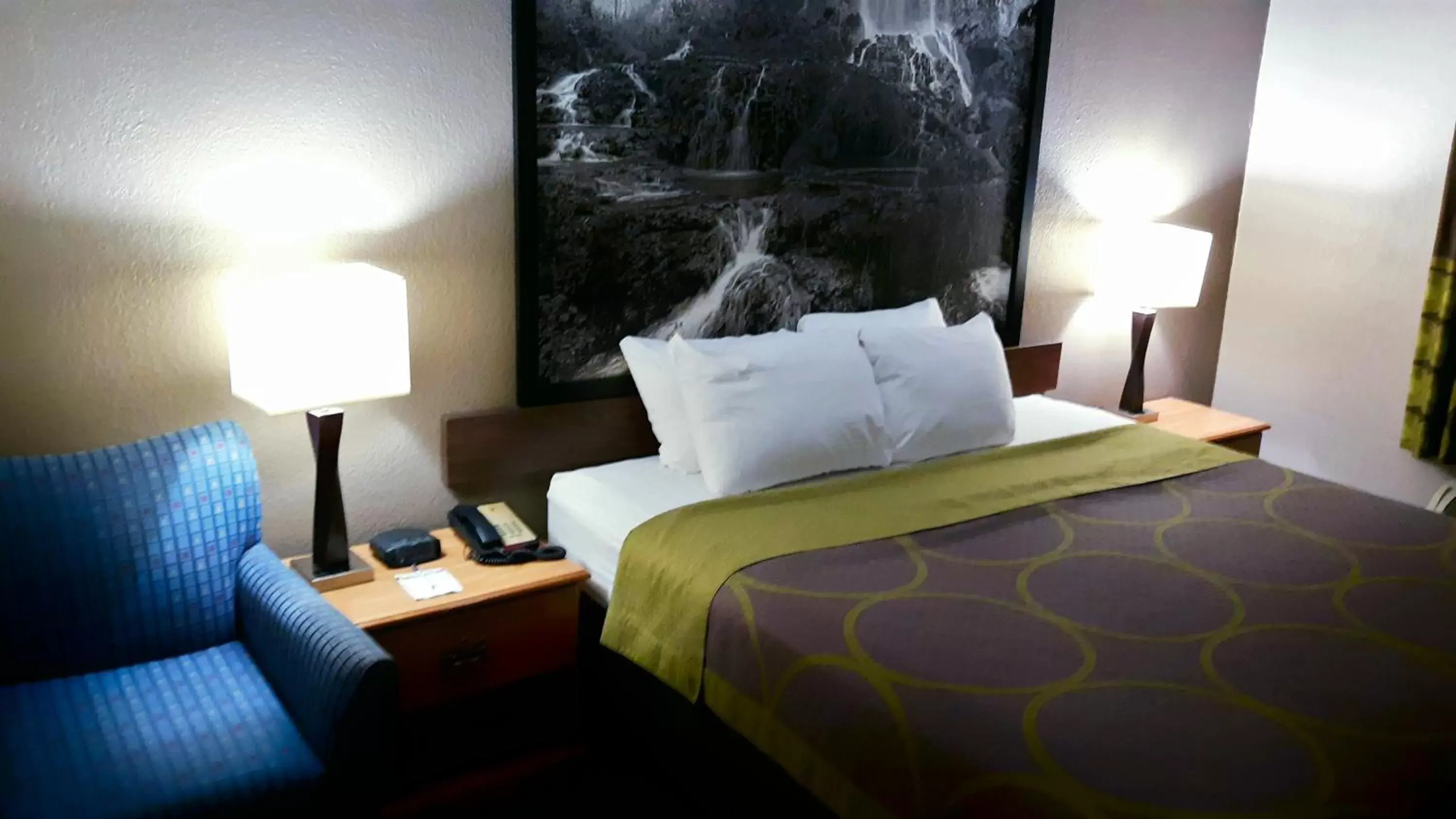 Bed in Super 8 by Wyndham Fort Chiswell Wytheville Area Bed in Super 8 by Wyndham Fort Chiswell Wytheville Area