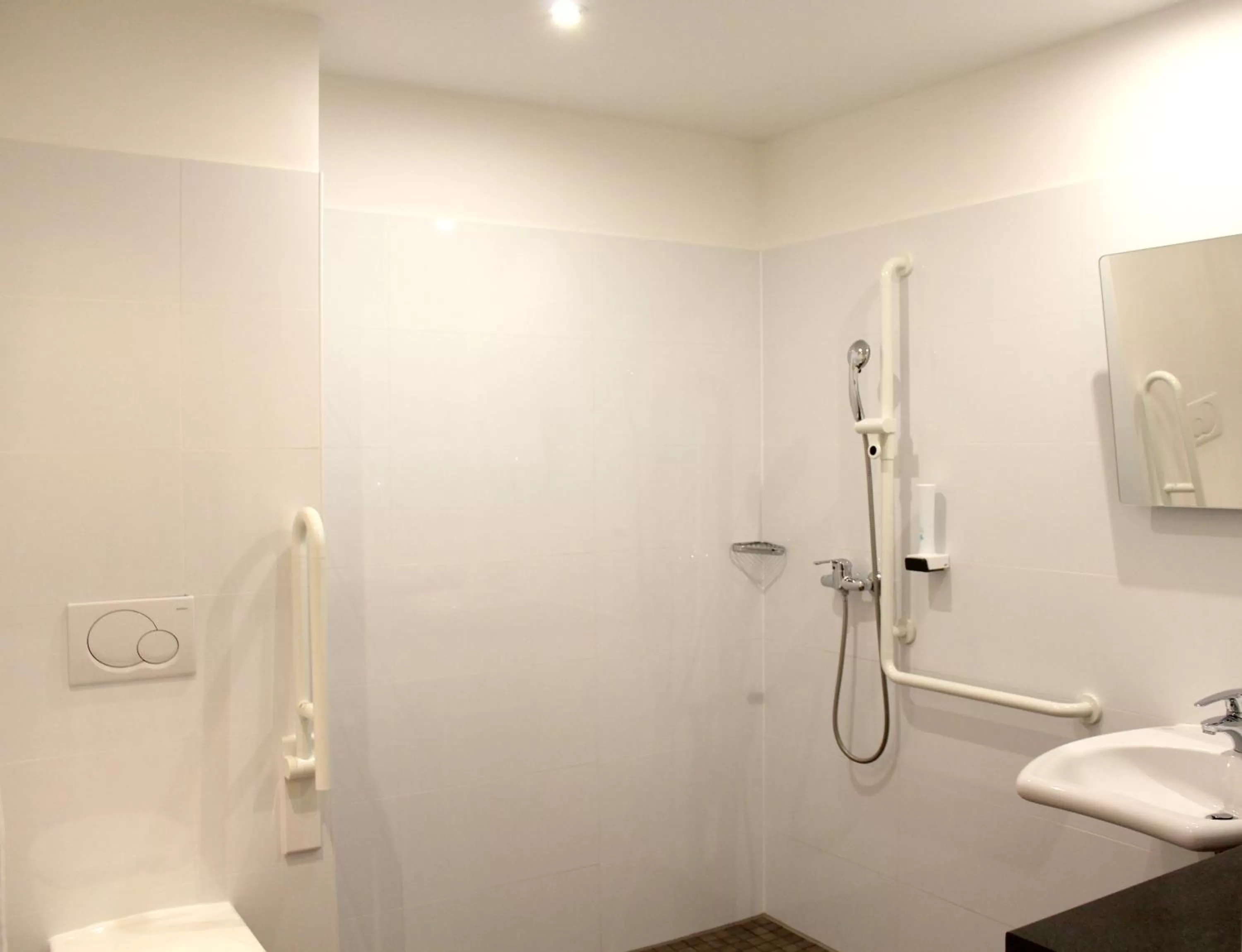 Bathroom in Come IN Hotel