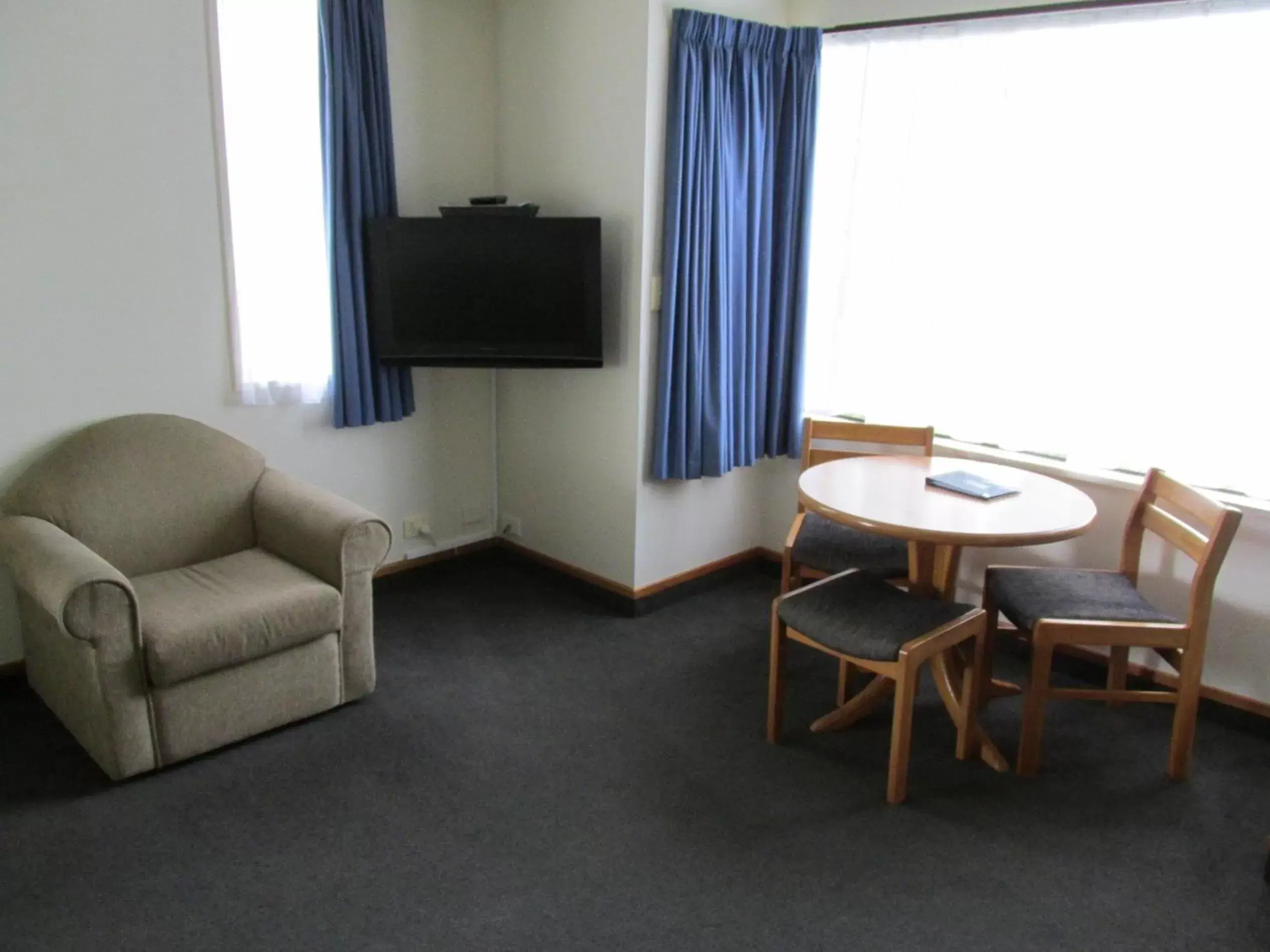 Photo of the whole room, TV/Entertainment Center in Airport Gateway Motor Lodge