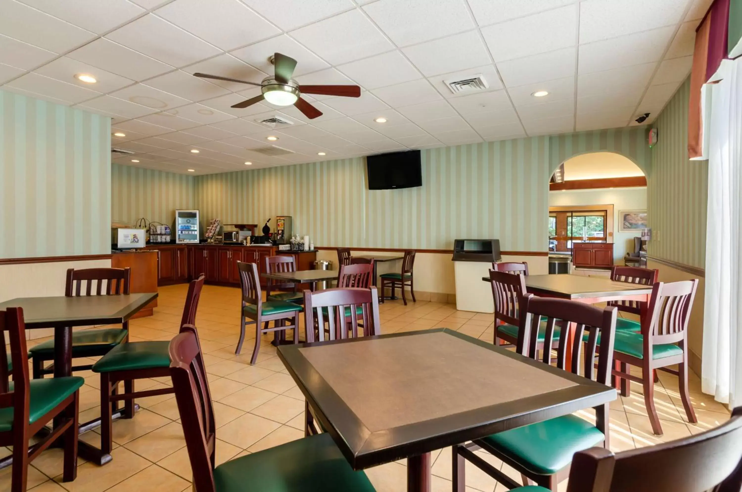 Breakfast, Restaurant/Places to Eat in Best Western Staunton Inn