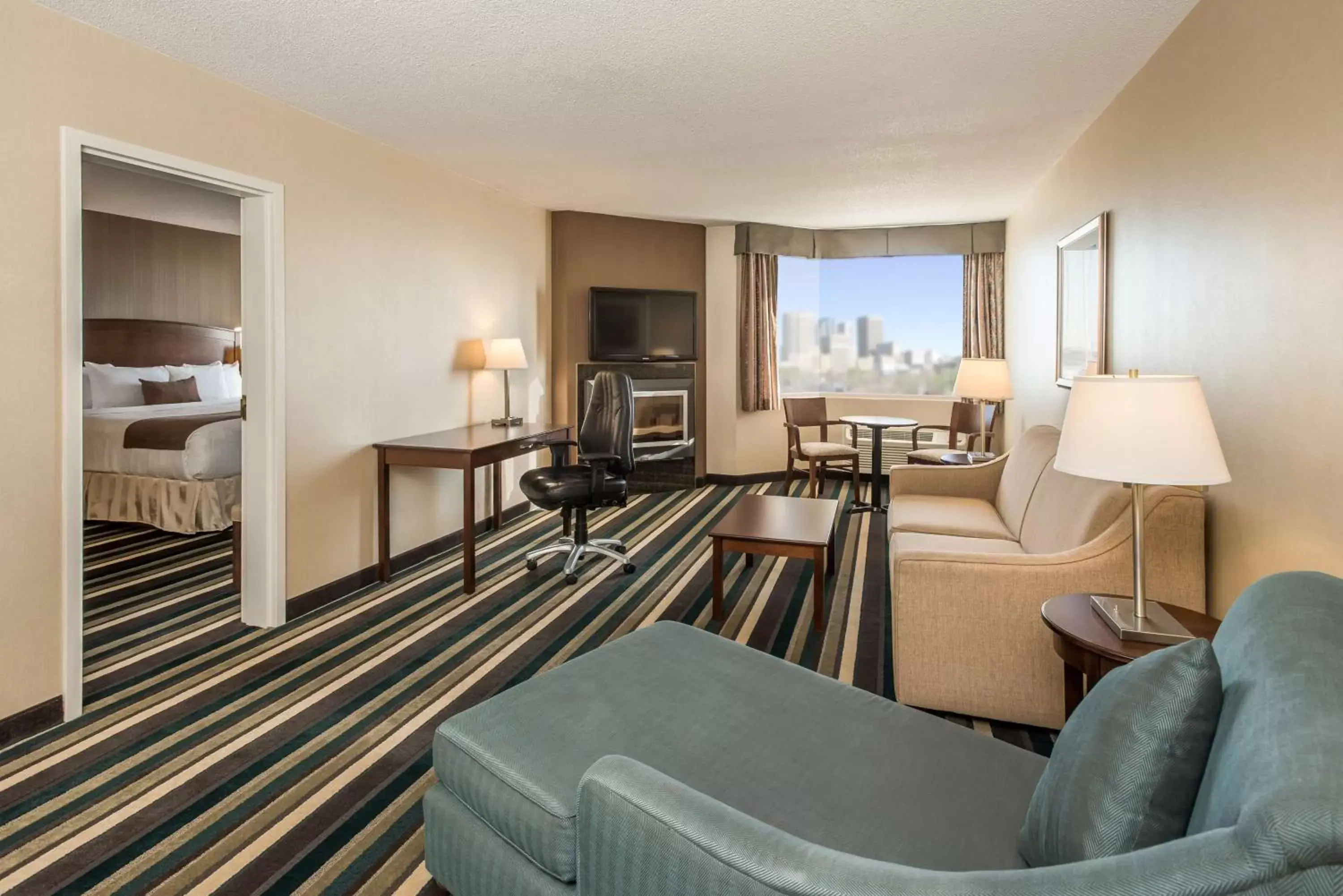 Photo of the whole room, Seating Area in Best Western Plus Winnipeg Airport Hotel