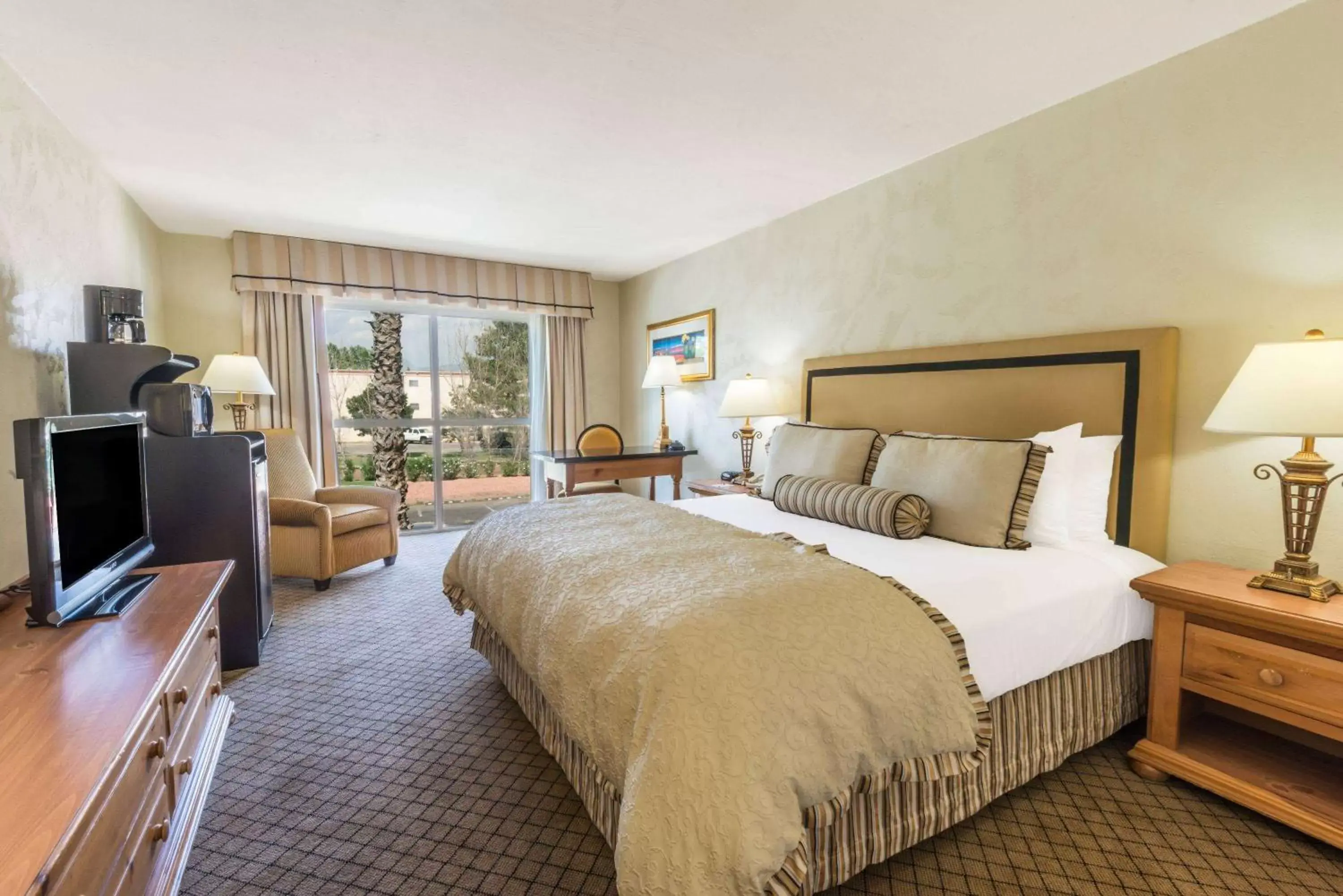 Photo of the whole room, Bed in Ramada by Wyndham Las Cruces Hotel & Conference Center