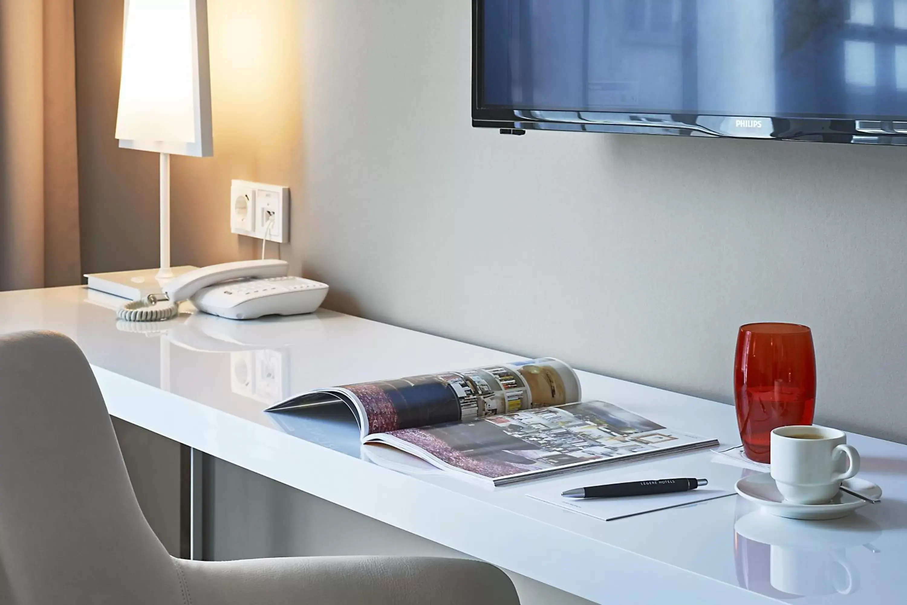 Photo of the whole room, TV/Entertainment Center in LÉGÈRE HOTEL Bielefeld