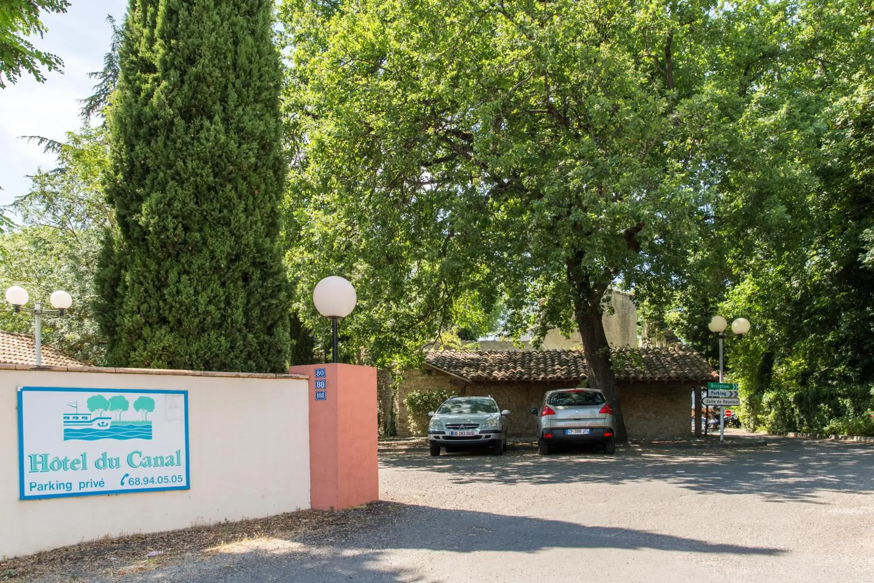 Facade/entrance, Property Logo/Sign in Hôtel du Canal