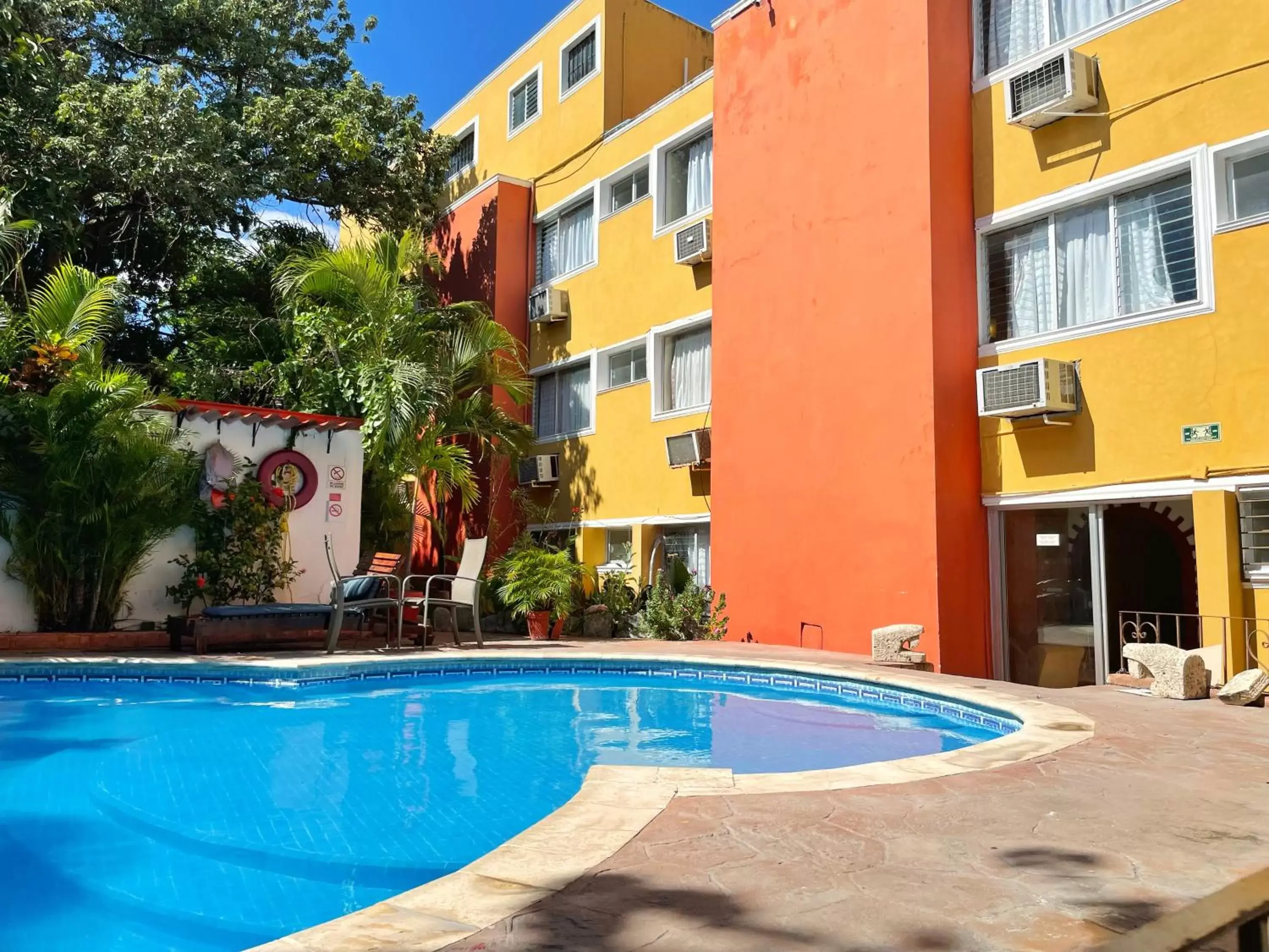 Property building, Swimming Pool in Suites Cancun Center