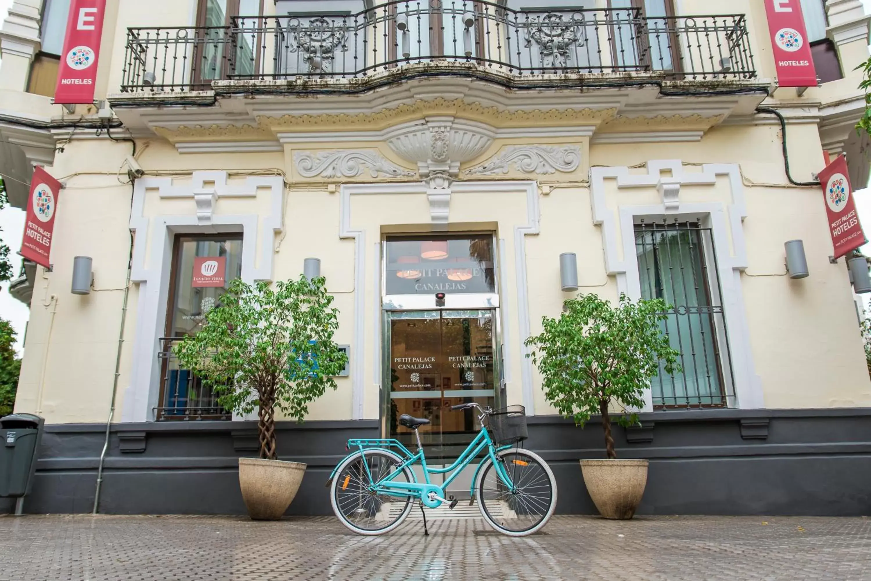 Facade/entrance in Petit Palace Canalejas Sevilla Facade/entrance in Petit Palace Canalejas Sevilla