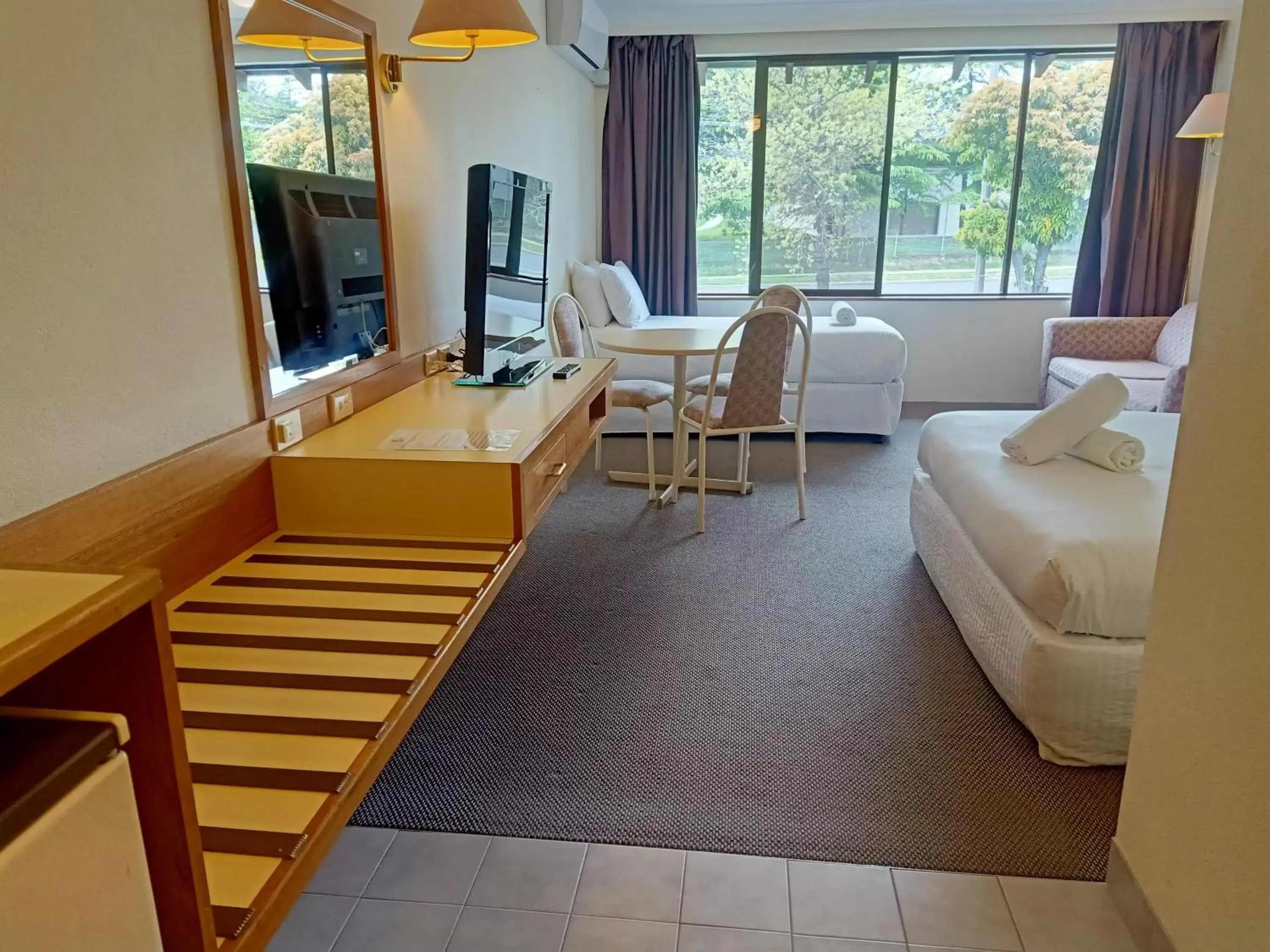 Bed, Seating Area in All Seasons Motel Armidale