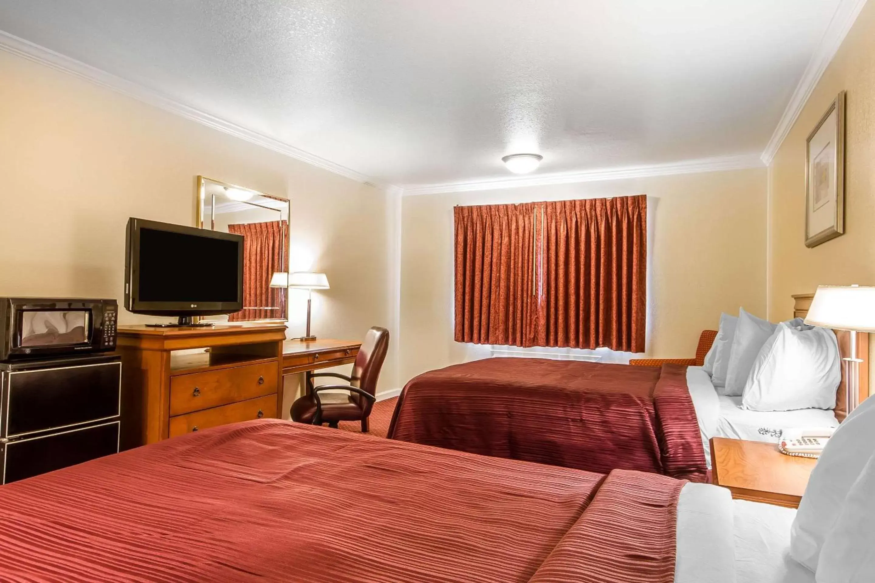 Photo of the whole room, TV/Entertainment Center in Quality Inn & Suites Gilroy