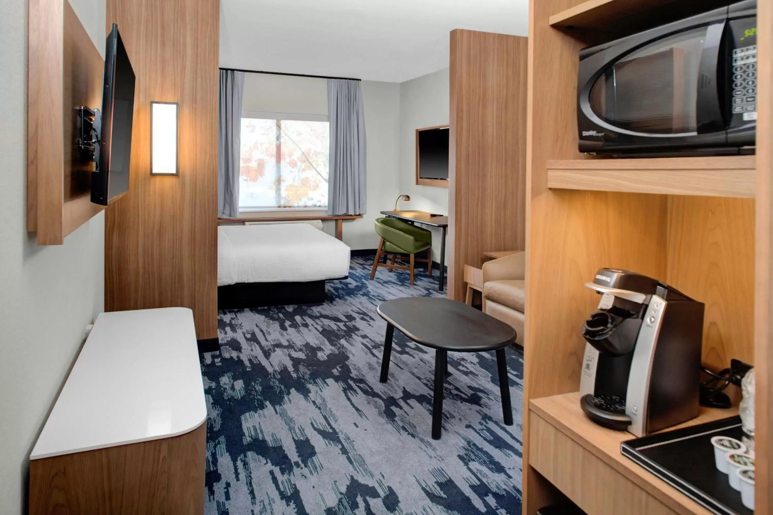 Bedroom, TV/Entertainment Center in Fairfield Inn & Suites by Marriott Roanoke Salem