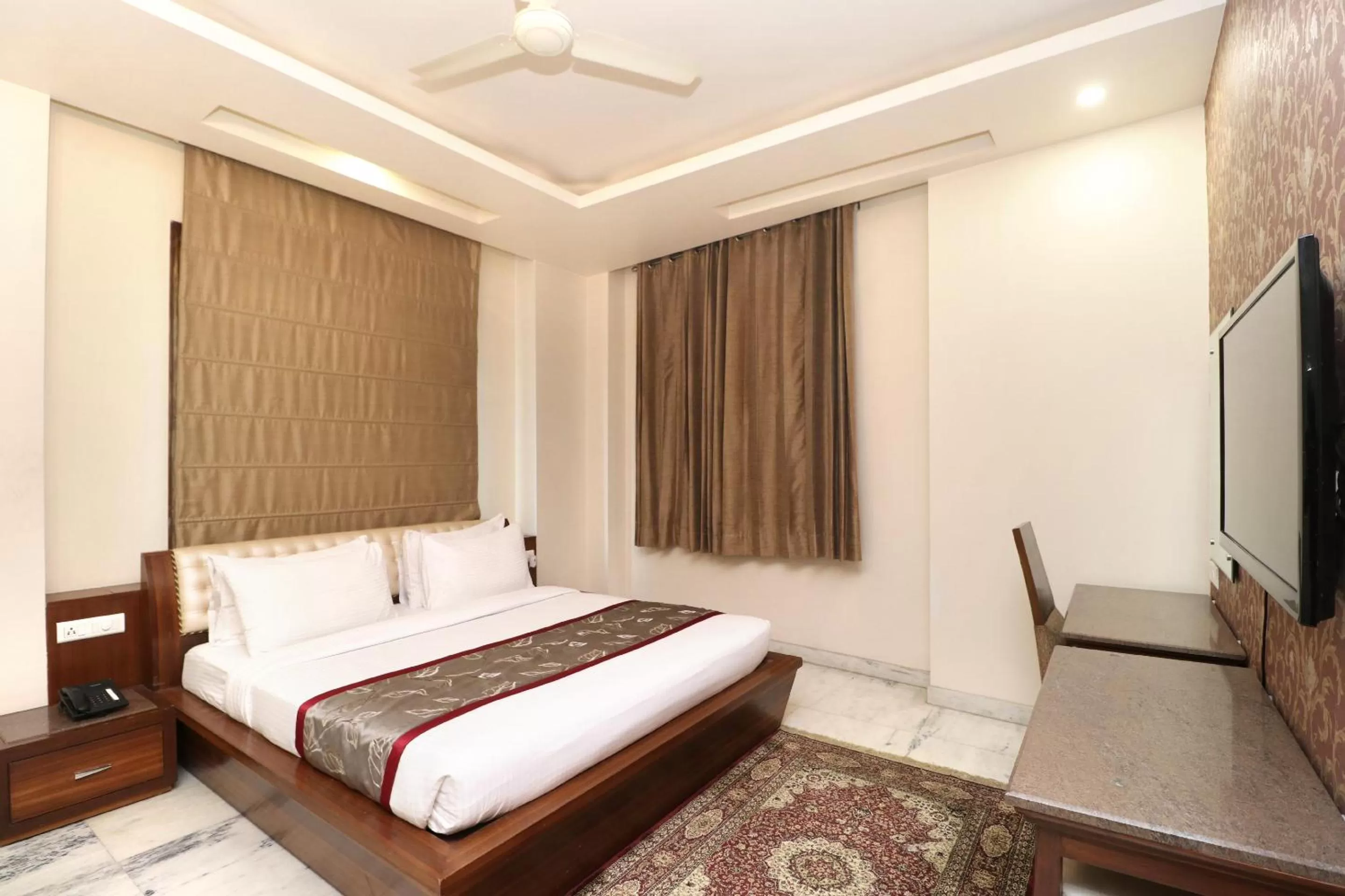 Bedroom, Bed in Hotel Leela Grande