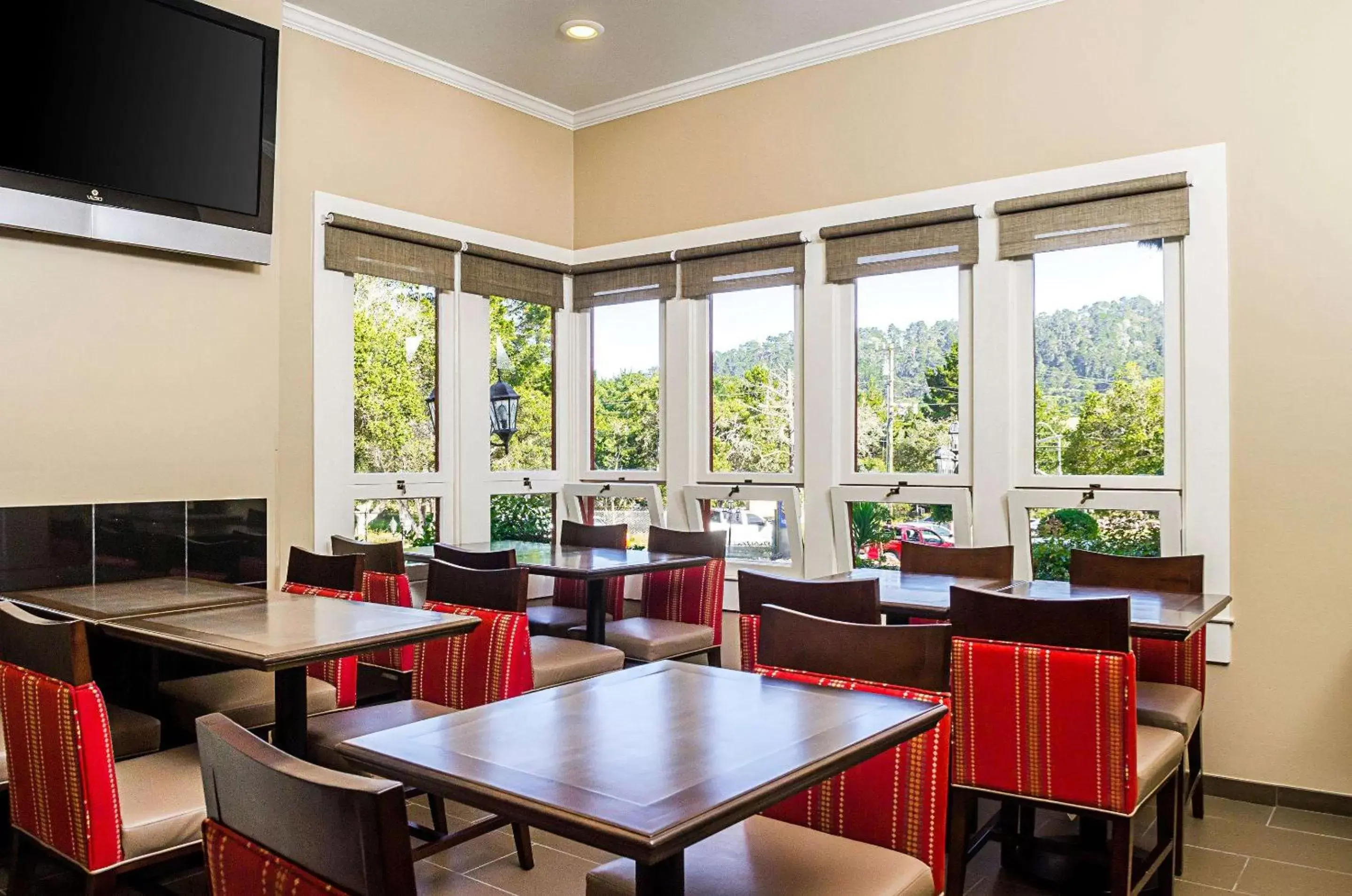 Restaurant/Places to Eat in Comfort Inn Monterey Peninsula Airport