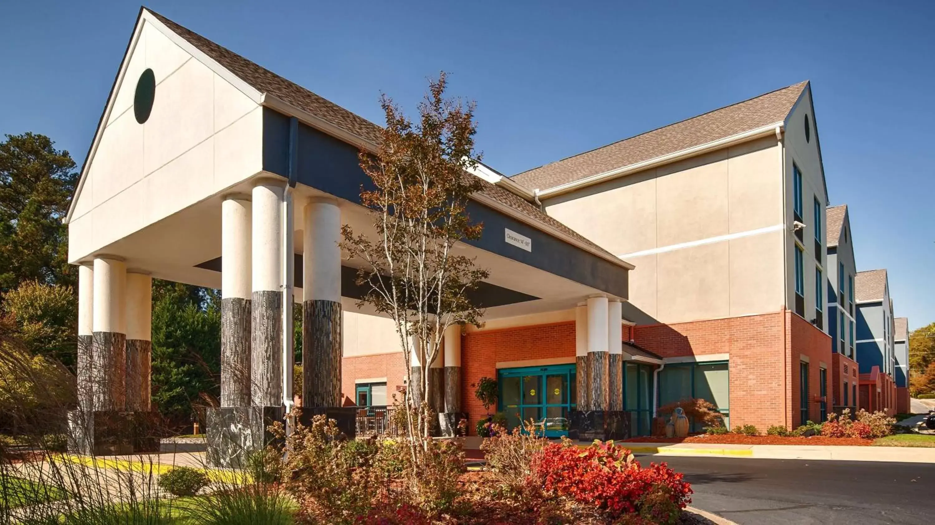 Property building in Best Western Plus Roswell/Alpharetta Property building in Best Western Plus Roswell/Alpharetta