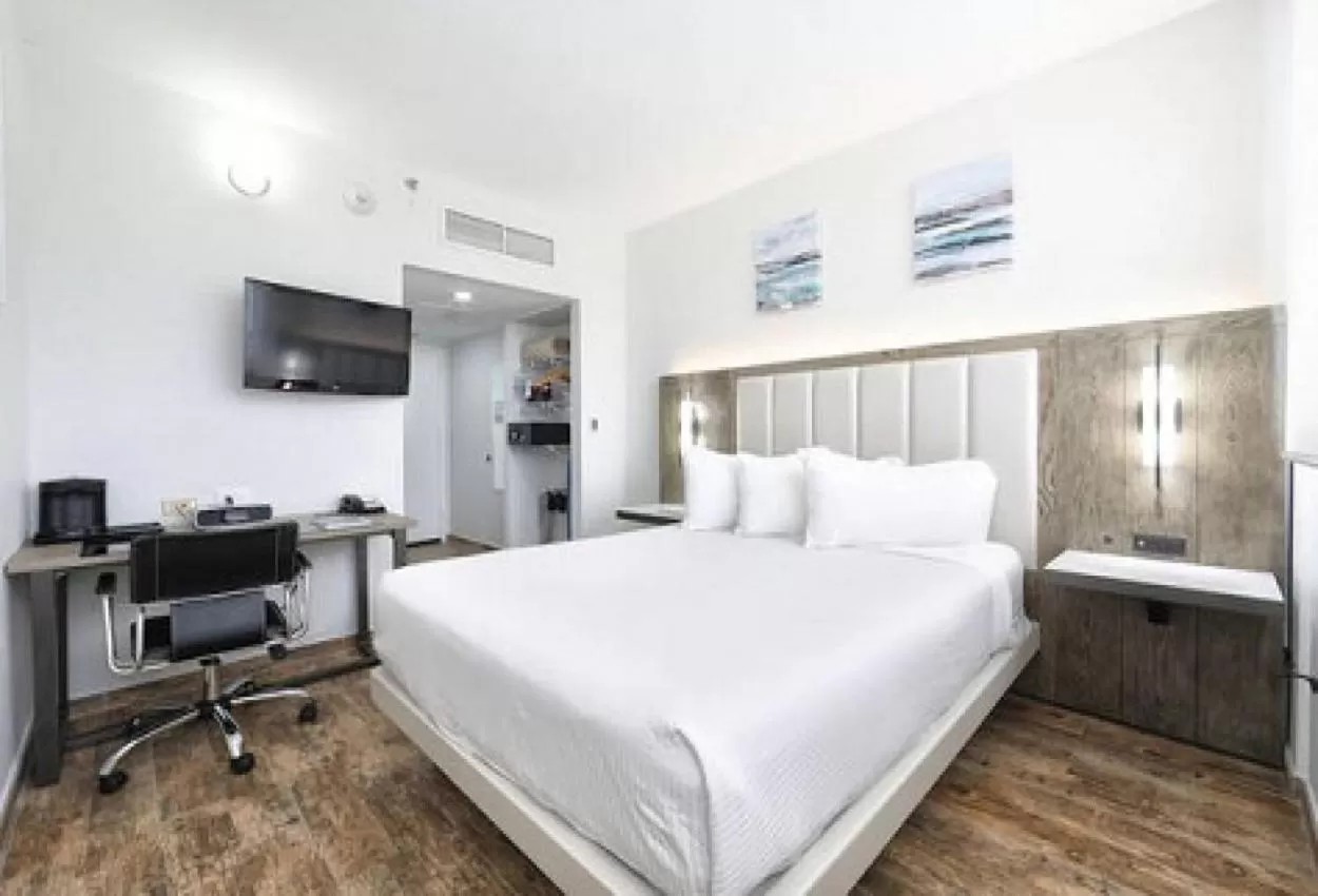 Photo of the whole room, Bed in San Juan Airport Hotel