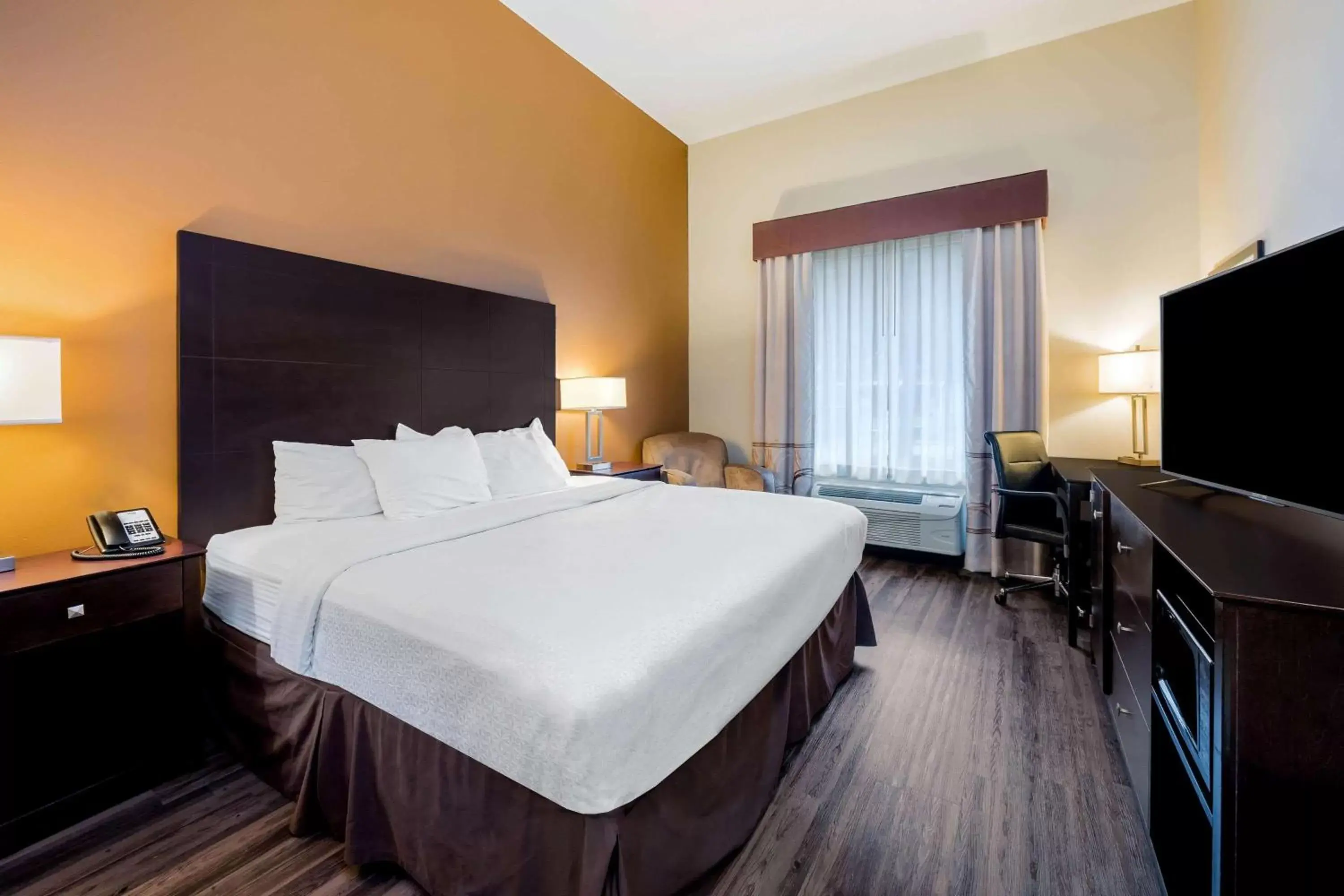 Photo of the whole room, Bed in La Quinta by Wyndham Marshall Photo of the whole room, Bed in La Quinta by Wyndham Marshall