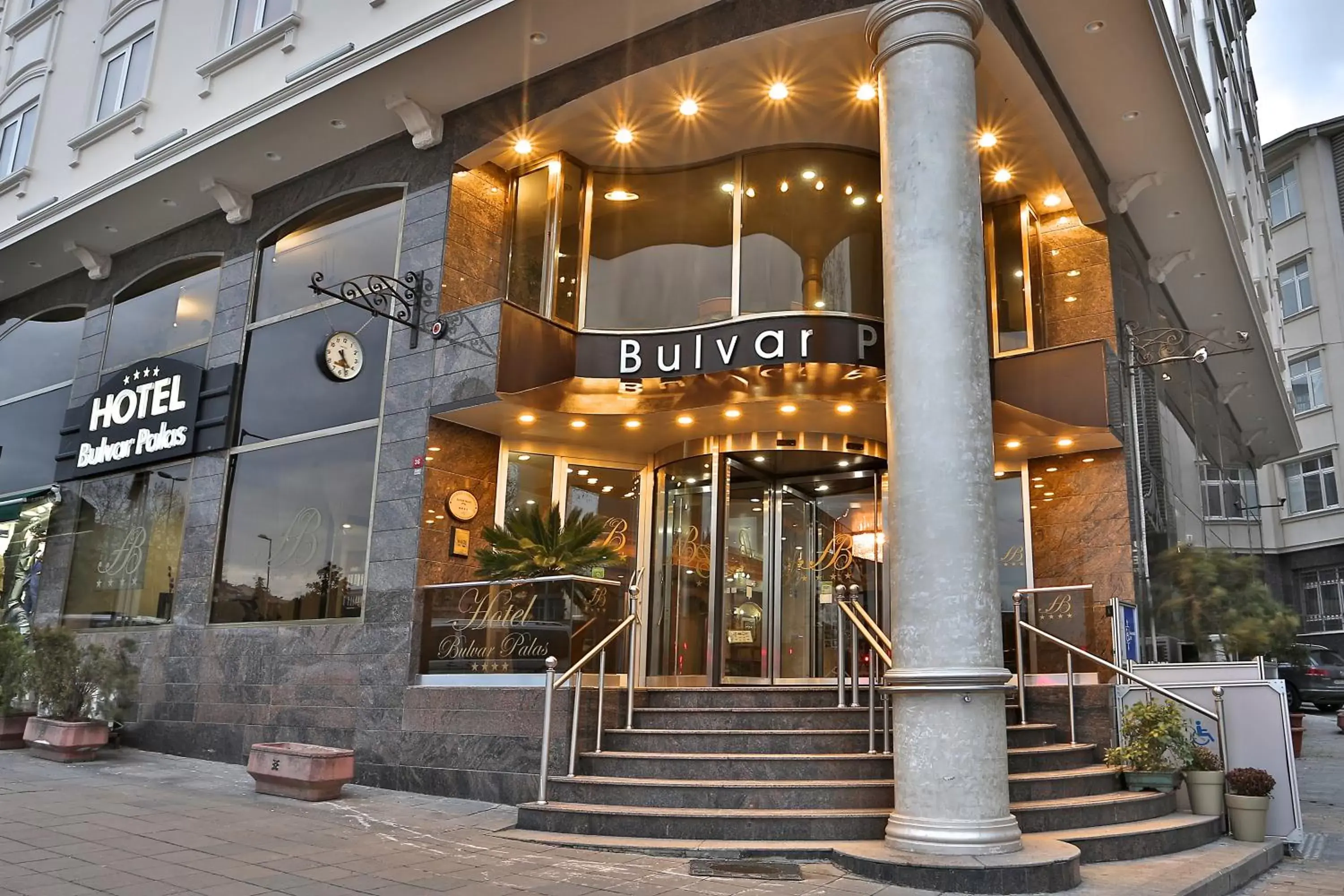 Facade/entrance, Property Building in Hotel Bulvar Palas
