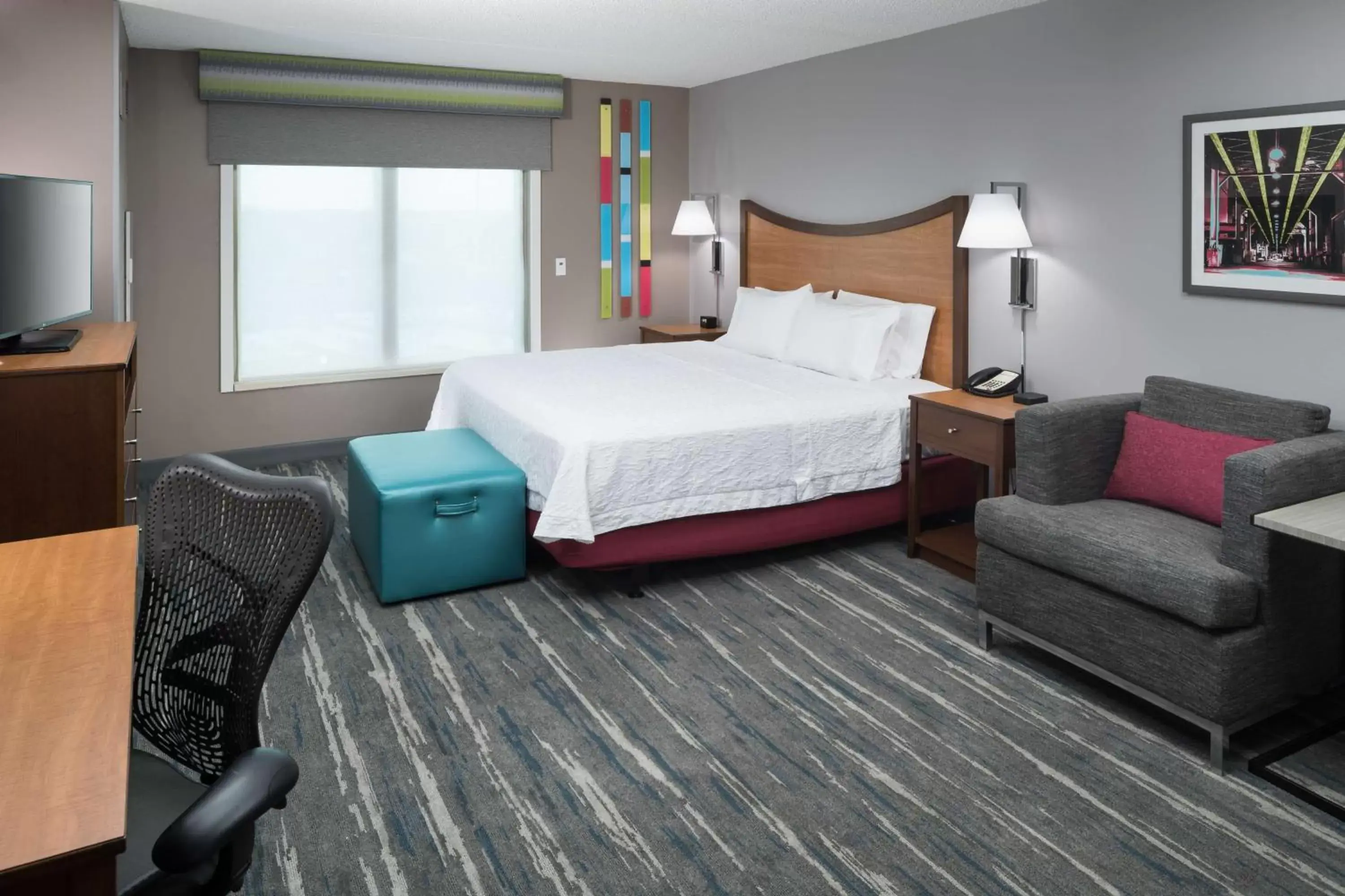 Living room, Bed in Hampton Inn & Suites Chicago North Shore