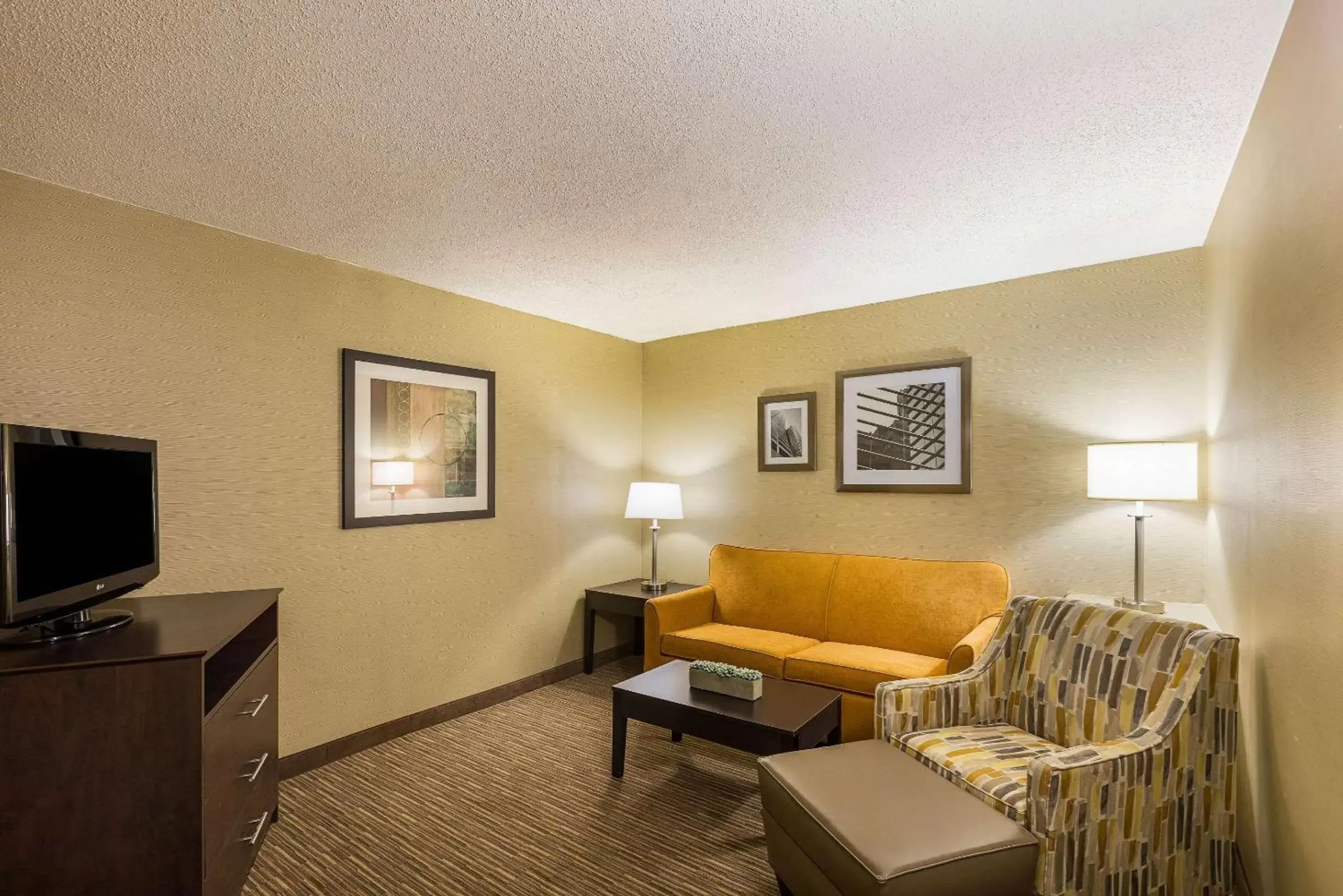 Photo of the whole room, Seating Area in Quality Inn University Lansing