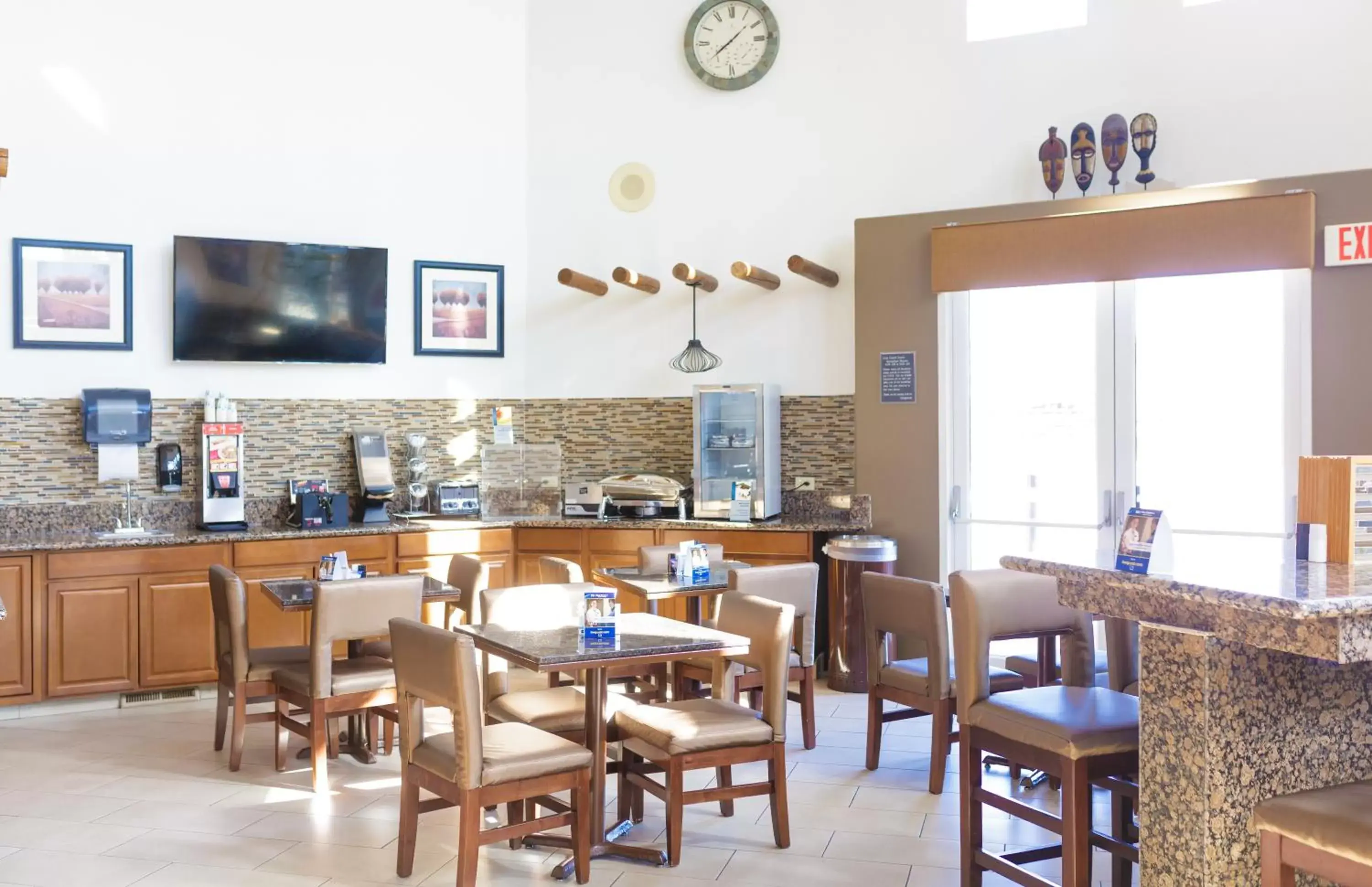 Continental breakfast, Restaurant/Places to Eat in Best Western Kiva Inn