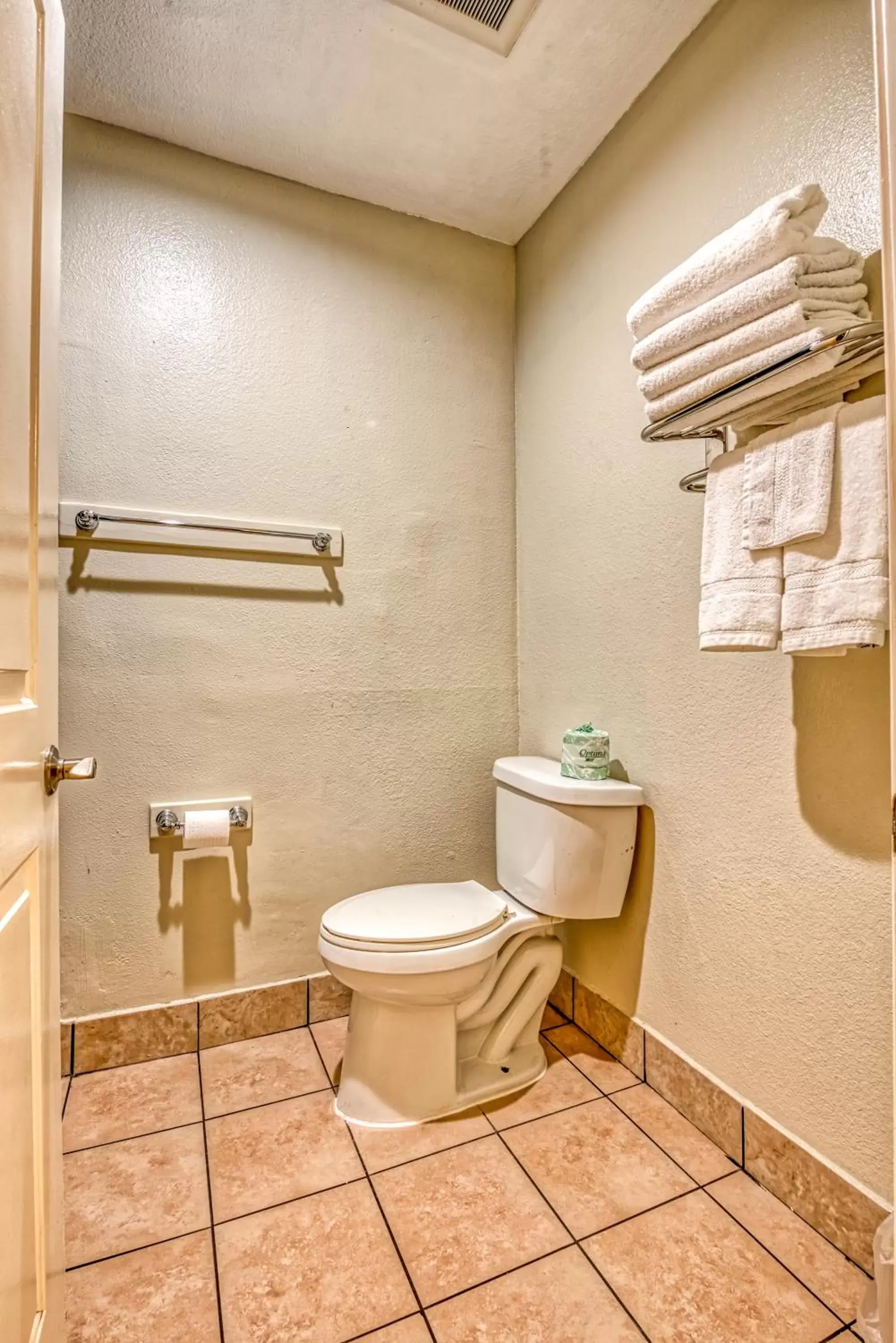 Bathroom in Hollywood City Inn