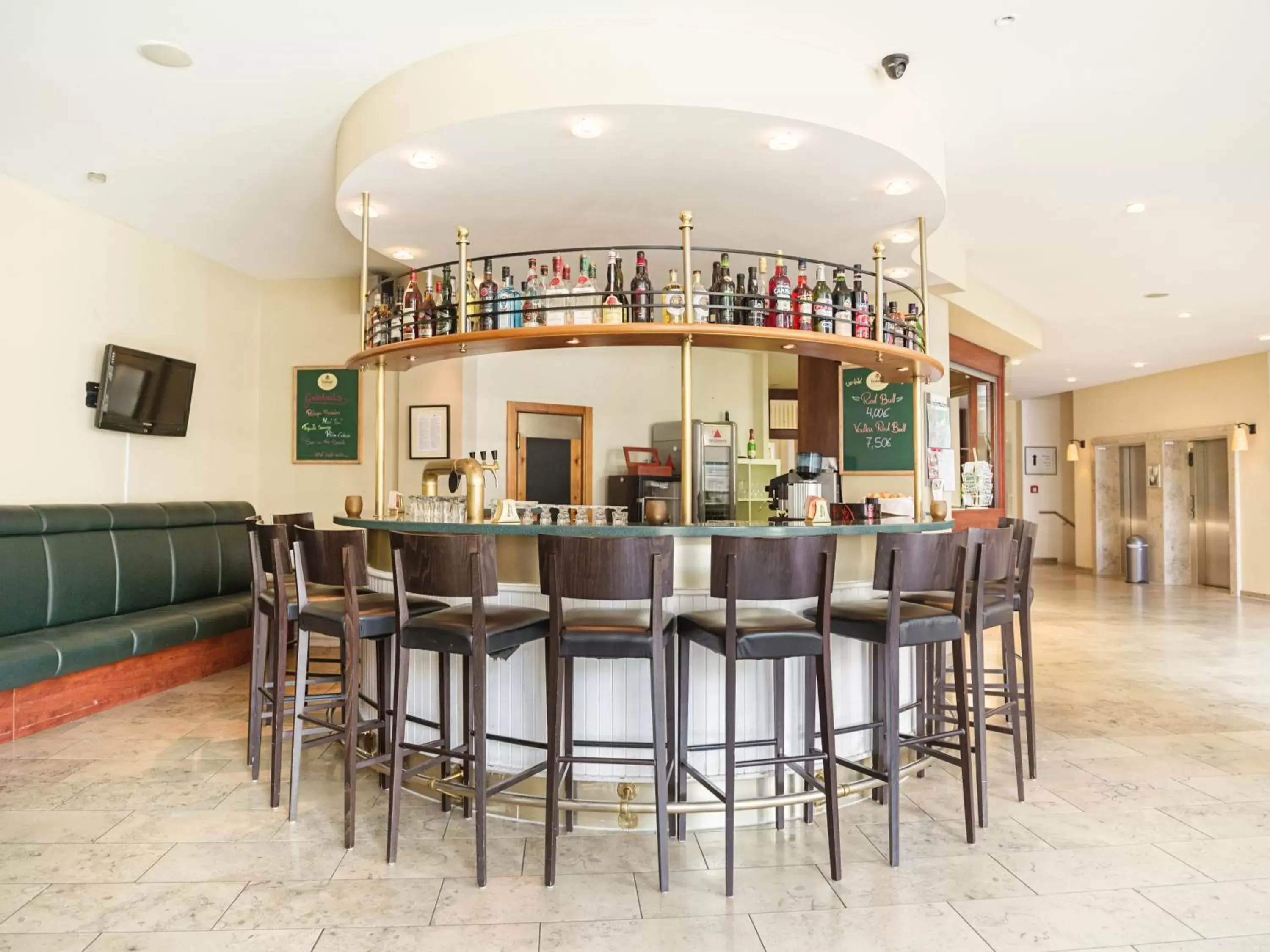 Lounge or bar in Hotel am Schloß Köpenick by Golden Tulip Lounge or bar in Hotel am Schloß Köpenick by Golden Tulip