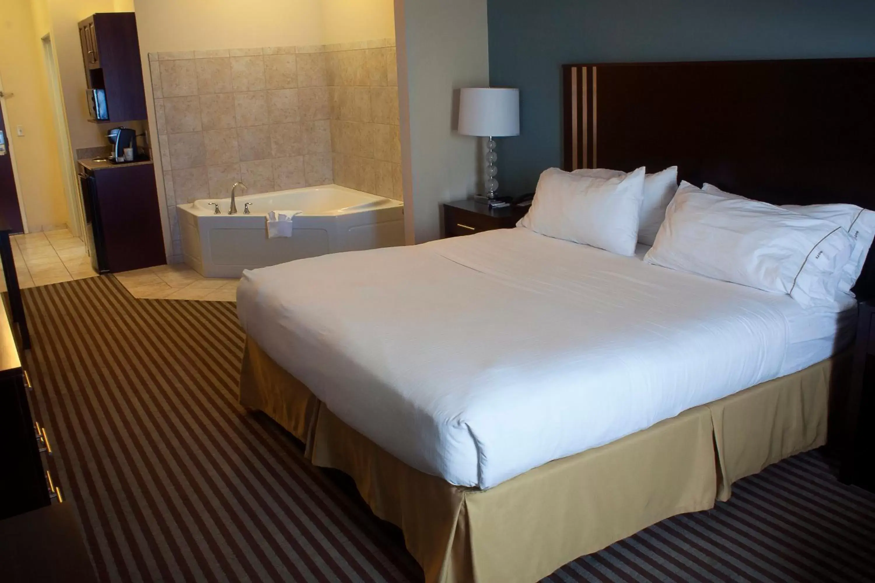 Photo of the whole room, Bed in Holiday Inn Express & Suites Youngstown West I 80, an IHG Hotel
