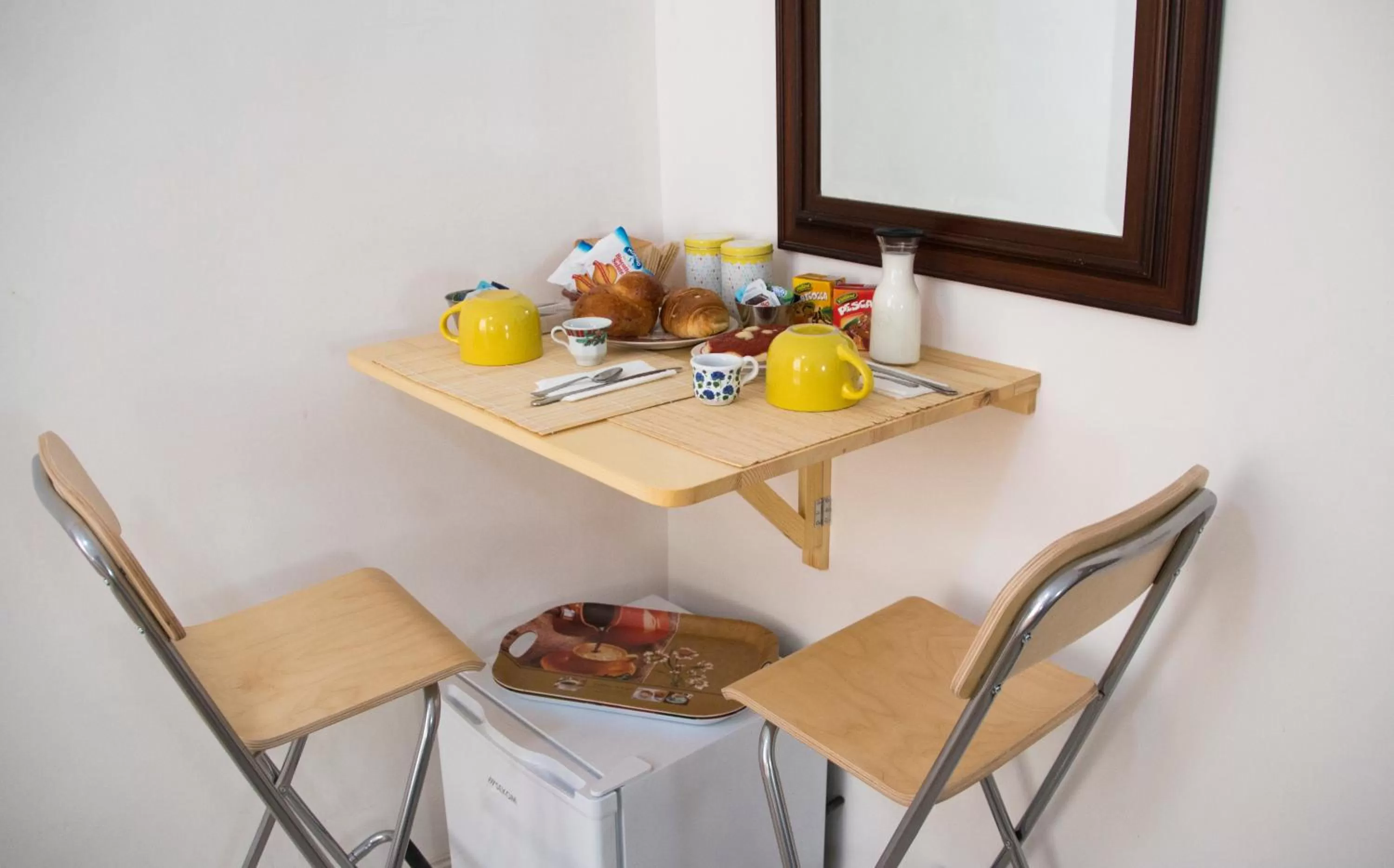 Bedroom, Dining Area in B&B Carbonara Napoli