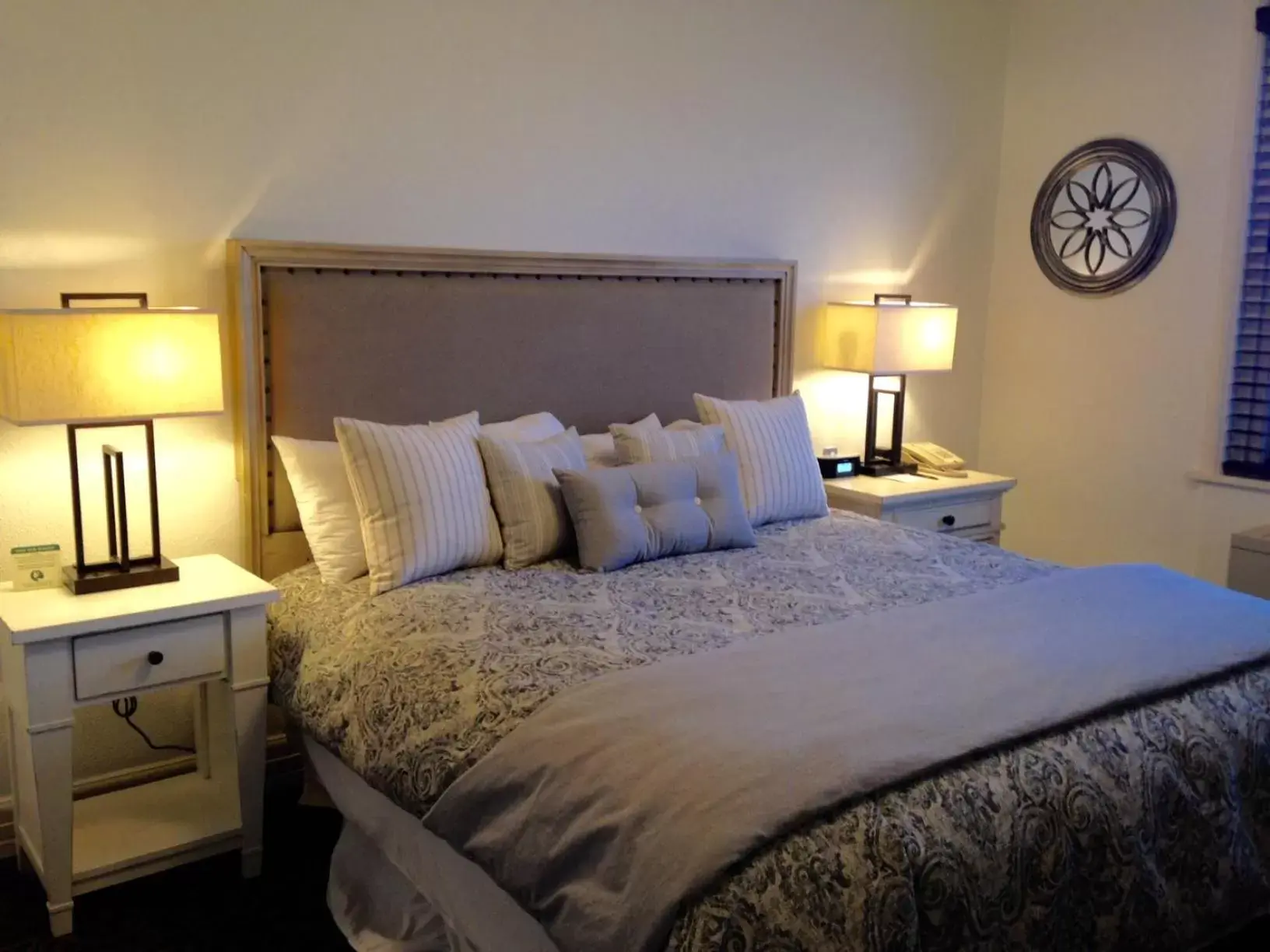 Bedroom, Bed in Spokane Club Hotel