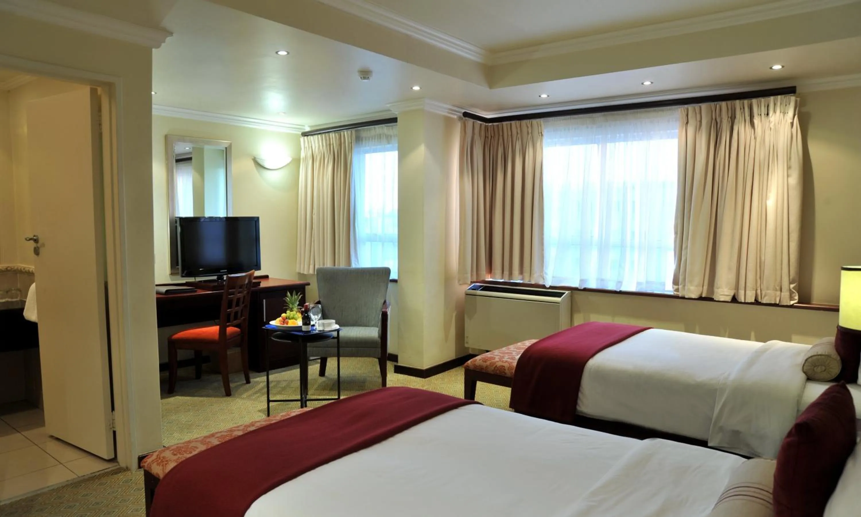 Bedroom, Bed in Cresta President Hotel
