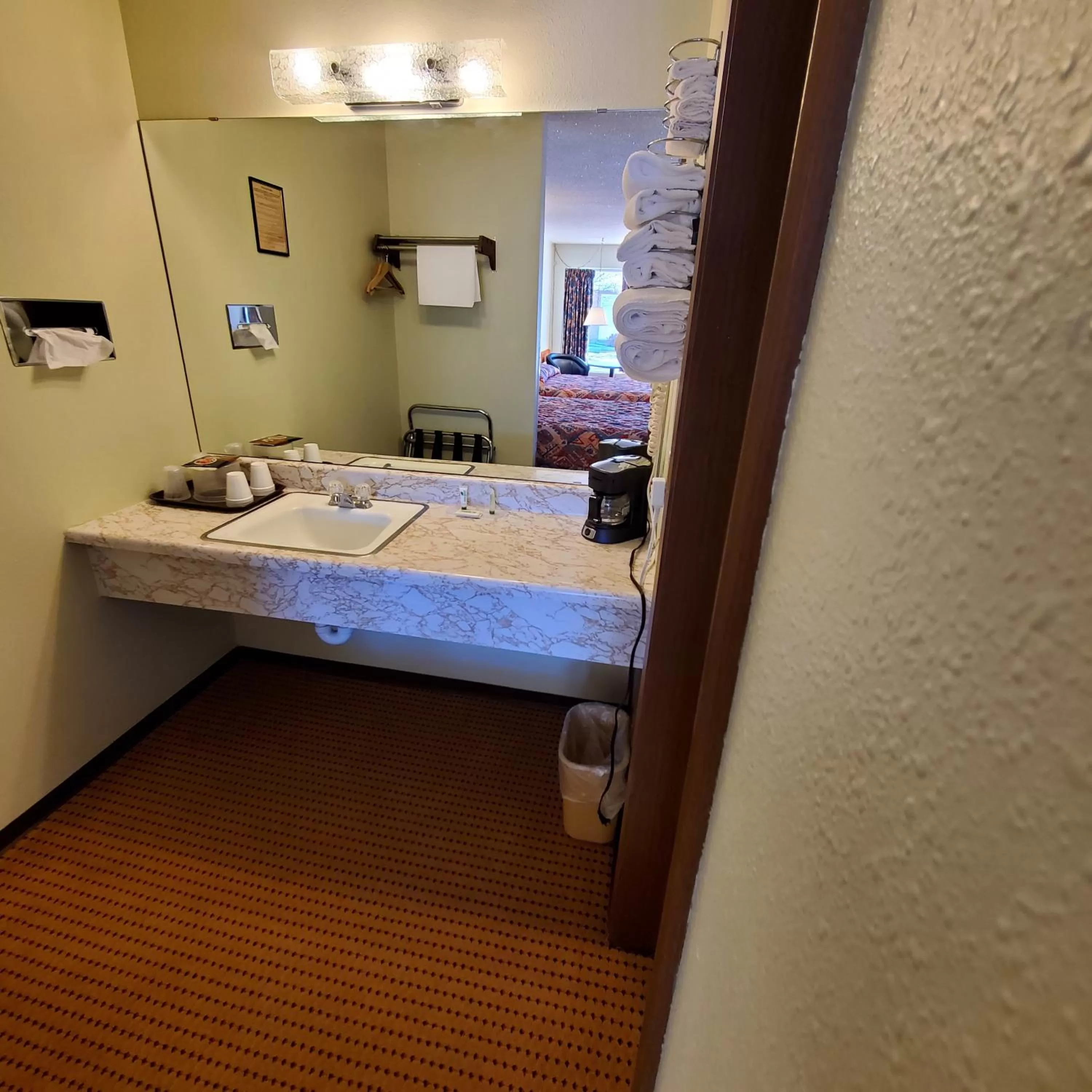 Bed in Robin Hood Motel