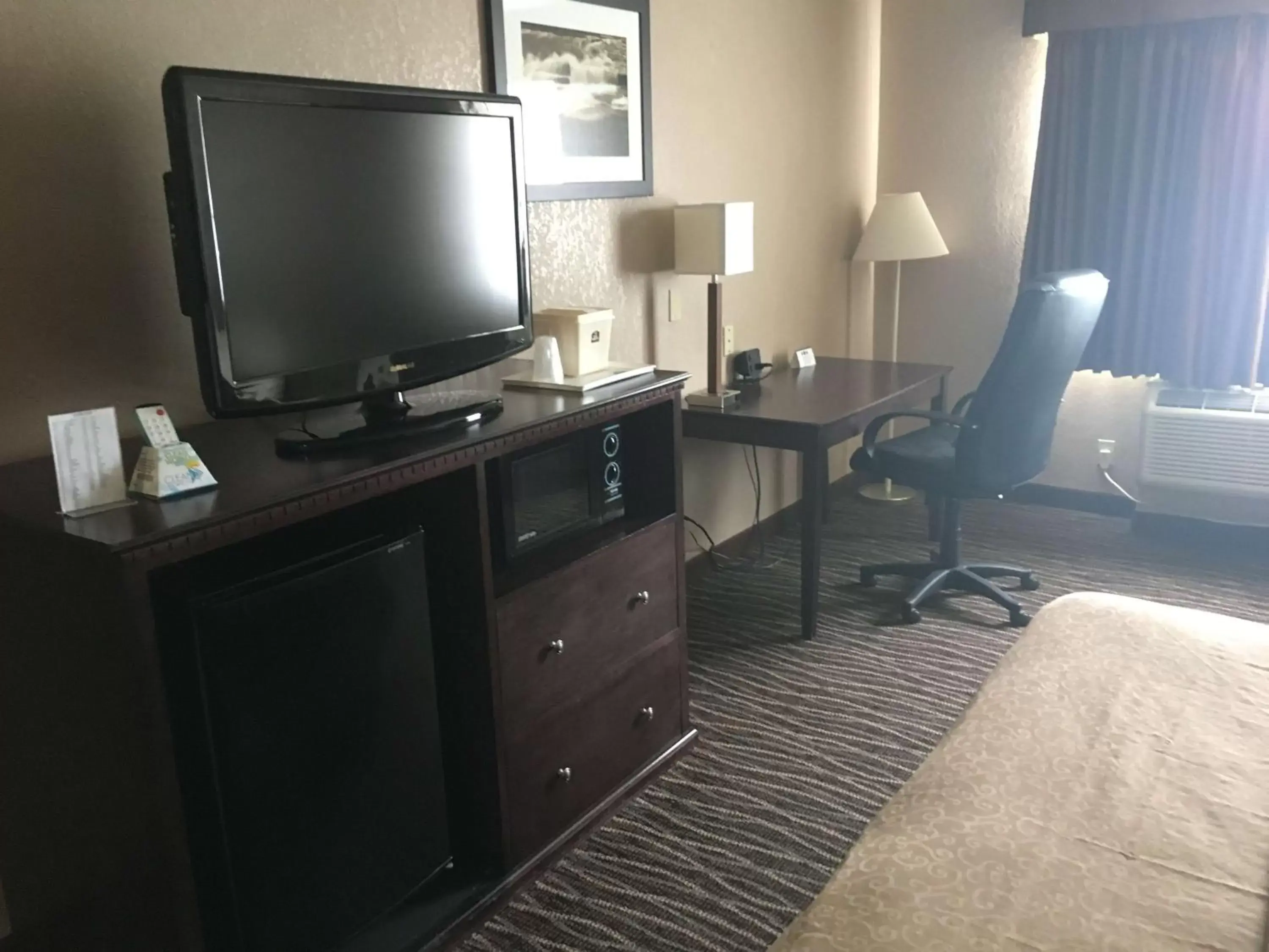 Photo of the whole room, TV/Entertainment Center in Best Western San Marcos