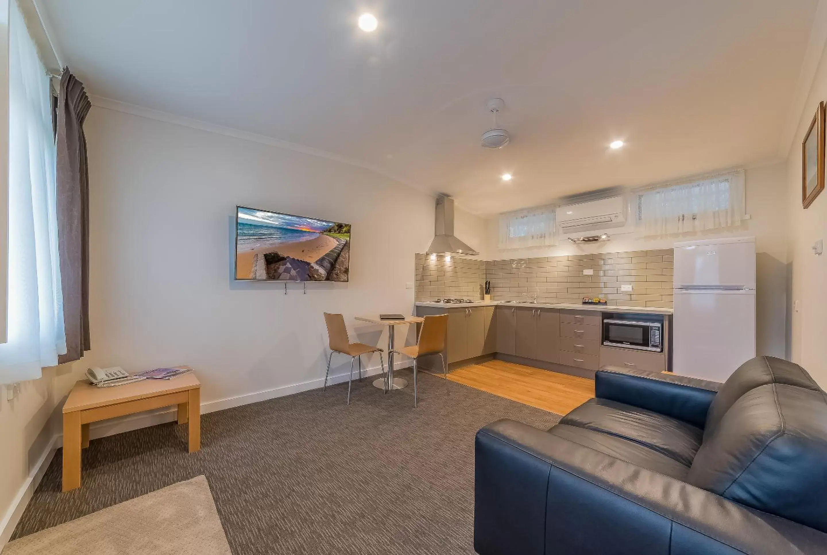 Dining area, Lounge/Bar in Seahorse Motel Cowes