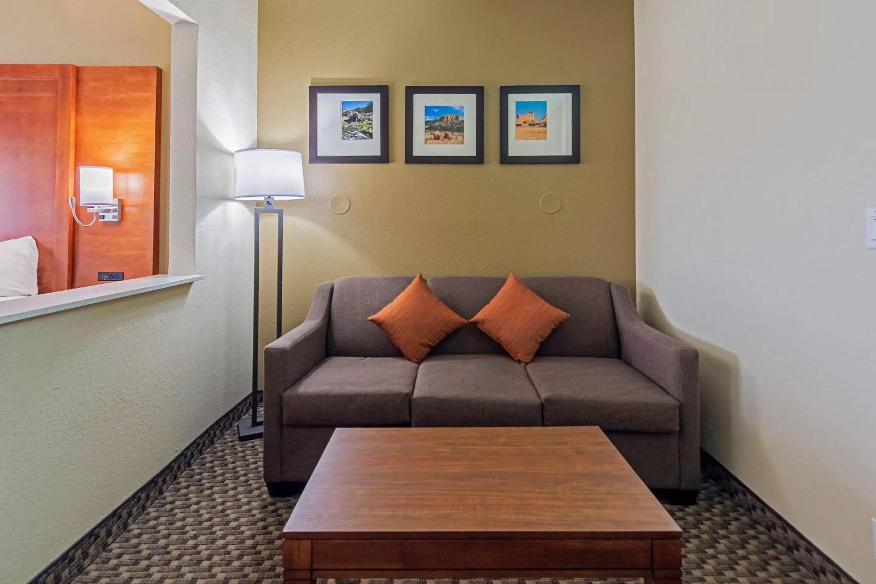 Photo of the whole room, Seating Area in Comfort Suites University Las Cruces