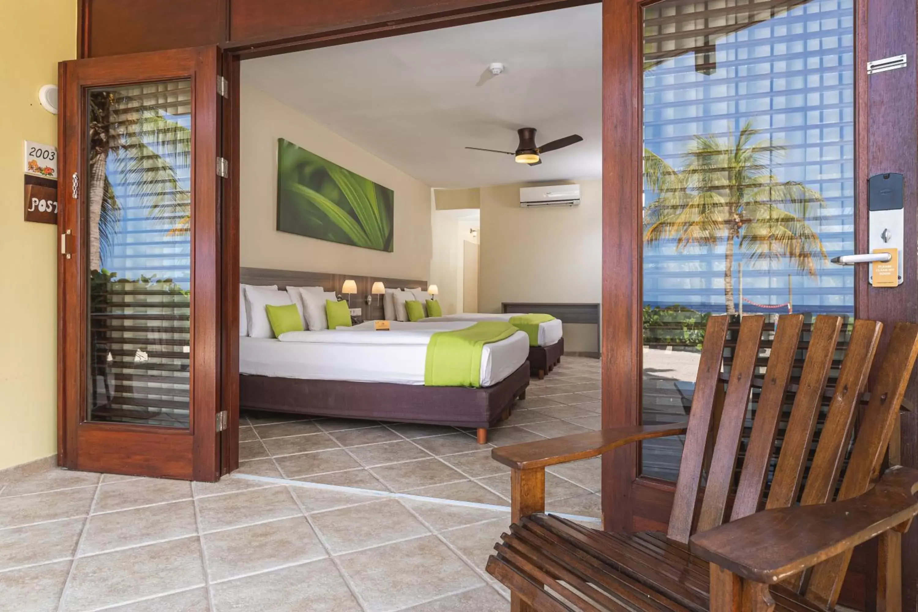 Balcony/Terrace, Bed in LionsDive Beach Resort